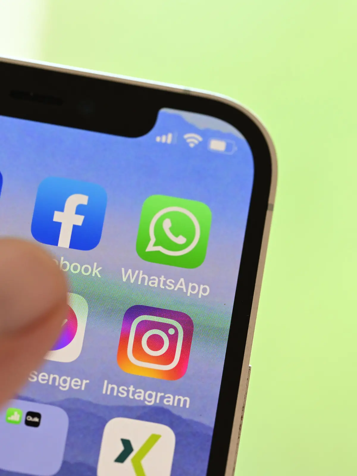 Auf einem Handy sind die Symbole von Apps von Sozialen Medien (Facebook, WhatsApp, Instagram angezeigt (gestellte Szene).