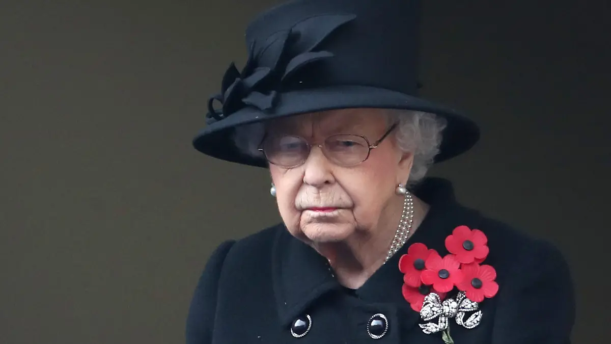 ARCHIV - 08.11.2020, Großbritannien, London: Die britische Königin Elizabeth II. nimmt am Gedenksonntag vor dem Remembrance Day an einem Gottesdienst am Kenotaph von Whitehall teil. Knapp zwei Wochen vor dem 95. Geburtstag der Queen am 21. April und rund zwei Monate vor Philips 100. Geburtstag ist der Prinzgemahl gestorben. Ausdrücklich 14 Tage Trauerzeit ordnete Elizabeth an. Ihr Geburtstag - wohl der traurigste ihres Lebens - ist damit abgesagt. (zu dpa: «Einsam auf dem Thron? Wie es für Queen und Monarchie weitergeht») Foto: Chris Jackson/PA Wire/dpa +++ dpa-Bildfunk +++