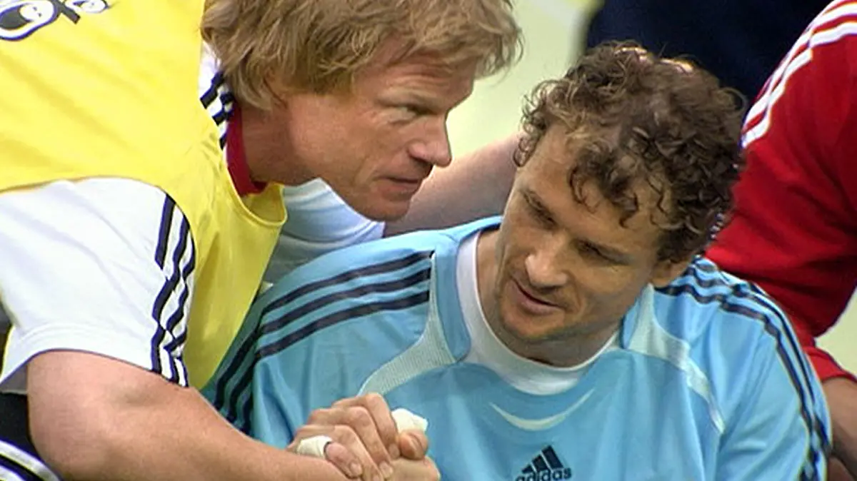 ARCHIV - Der deutsche Ersatztorhüter Oliver Kahn (l) spricht mit Jens Lehmann vor dem Elfmeterschießen im Viertelfinalspiel gegen Argentinien (Archivfoto vom 30.06.2006). Foto: WDR +++(c) dpa - Bildfunk+++