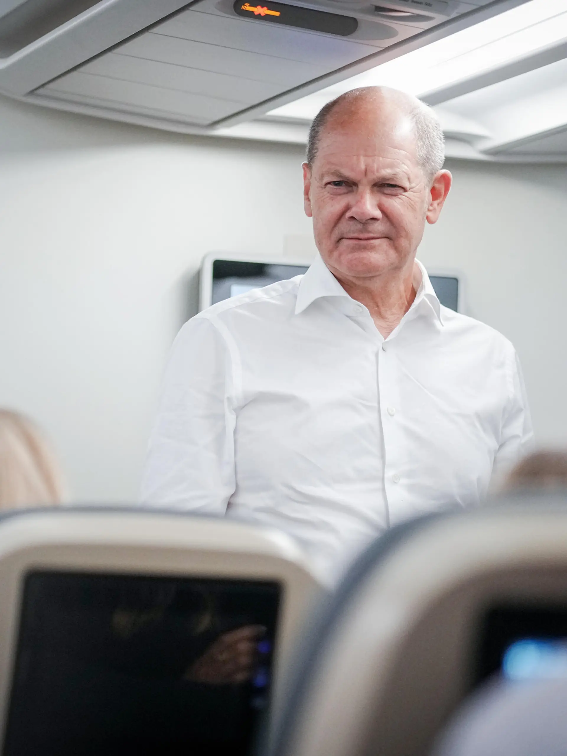 Bundeskanzler Olaf Scholz (SPD) spricht auf dem Flug mit dem Airbus A340 der Luftwaffe von Oslo nach Stockholm mit den mitreisenden Journalisten. In Stockholm trifft der Kanzler die schwedische Ministerpräsidentin.