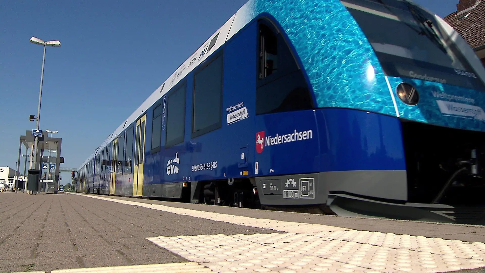Weltpremiere in Bremervörde: Passagiere fahren in Wasserstoff-betriebenen Zügen.