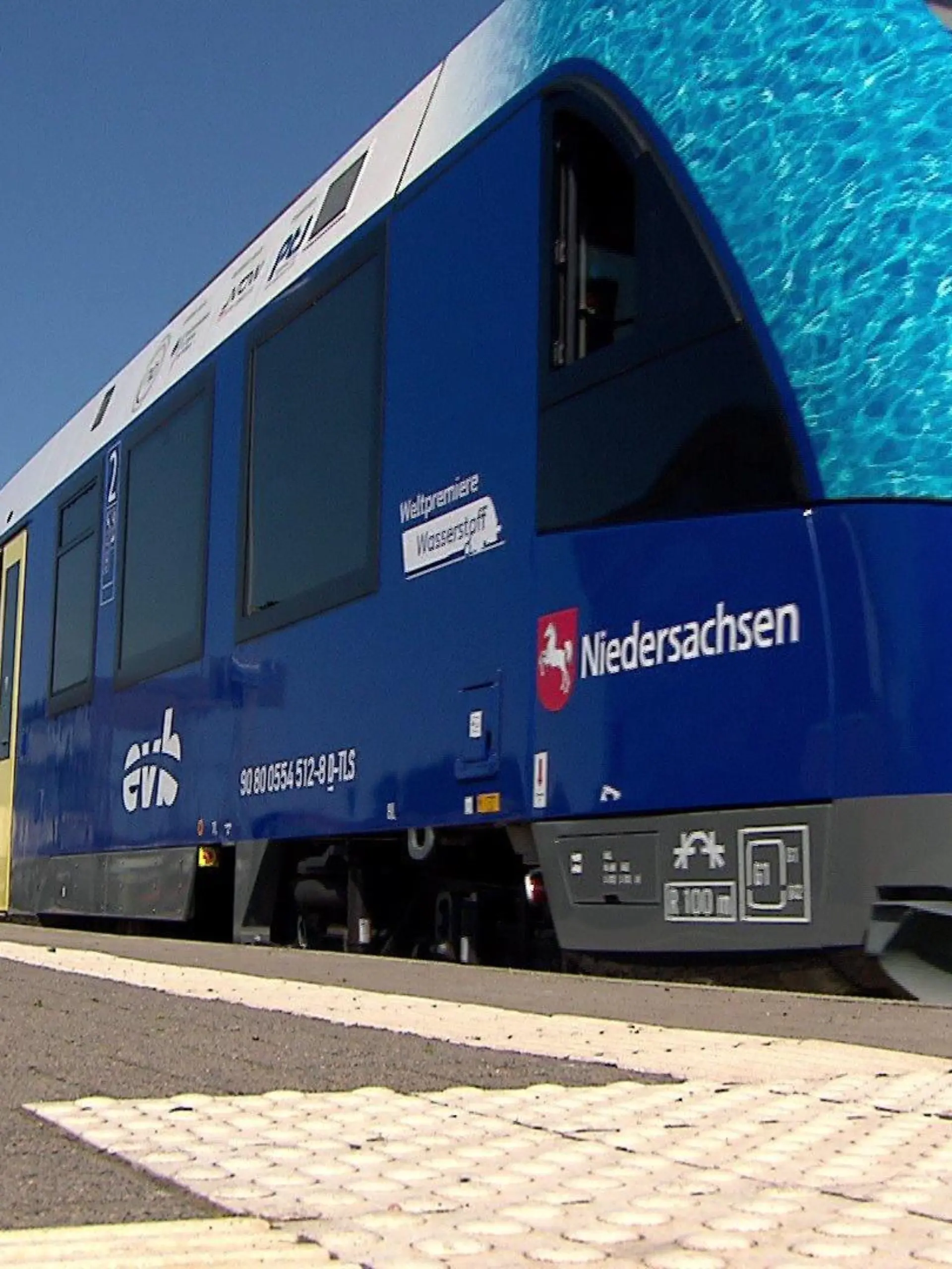 Weltpremiere in Bremervörde: Passagiere fahren in Wasserstoff-betriebenen Zügen.