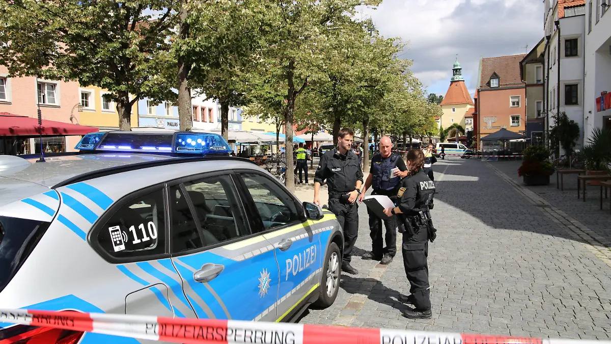 23.08.2022, Bayern, Weiden: Polizeibeamte stehen bei einem Einsatz am Unteren Markt in Weiden/Oberpfalz. Eine Frau hatte im Stadtzentrum mehrere Menschen verletzt. Polizisten hätten die Frau festgenommen, teilten die Ermittler mit. (zu dpa «Frau verletzt mehrere Menschen in der Oberpfalz - Festnahme») Foto: Sebastian Böhm/Neuer Tag/dpa +++ dpa-Bildfunk +++