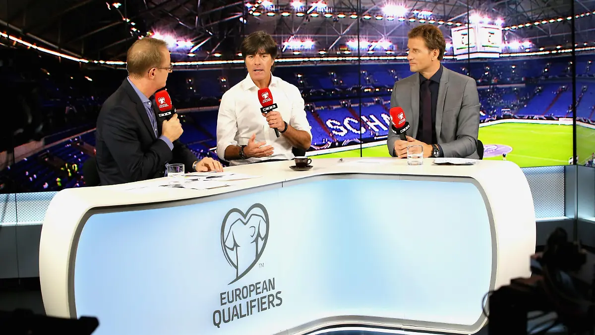 (v.l.) RTL Moderator Florian König, Bundestrainer Jogi Löw und RTL-Fußball-Experte Jens Lehmann im mobilen RTL-Studio in Gelsenkirchen am 14.10.2014