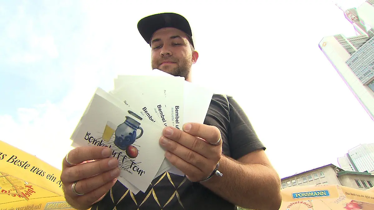 Christoph Walter verteilt Flyer.