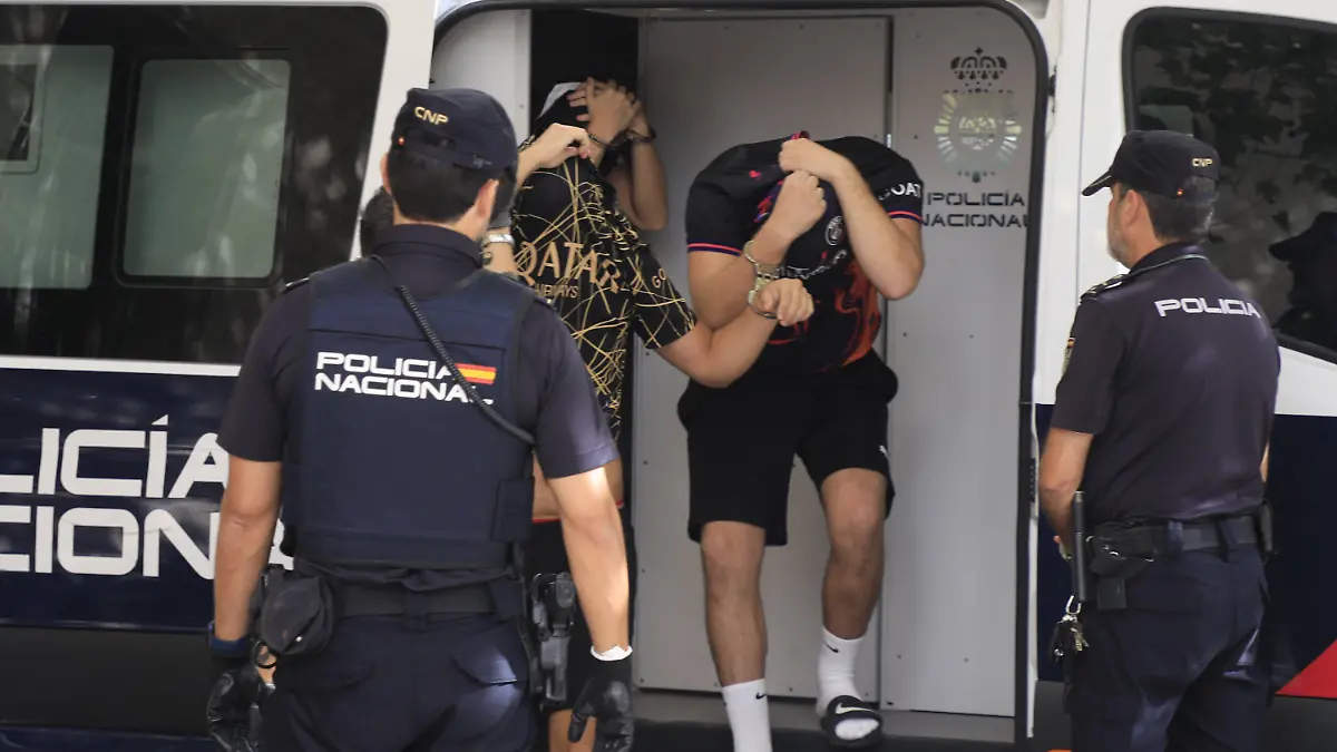 ARCHIV - 15.07.2023, Spanien, Palma de Mallorca: Polizisten führen die Verdächtigen zum Termin mit dem Haftrichter. Im Fall der mutmaßlichen Gruppenvergewaltigung auf Mallorca hat nun auch die Staatsanwaltschaft in Hagen offiziell ein Ermittlungsverfahren eingeleitet. (zu dpa "Vergewaltigungsvorwurf auf Mallorca - Ermittlung in NRW eingeleitet") Foto: Clara Margais/dpa +++ dpa-Bildfunk +++