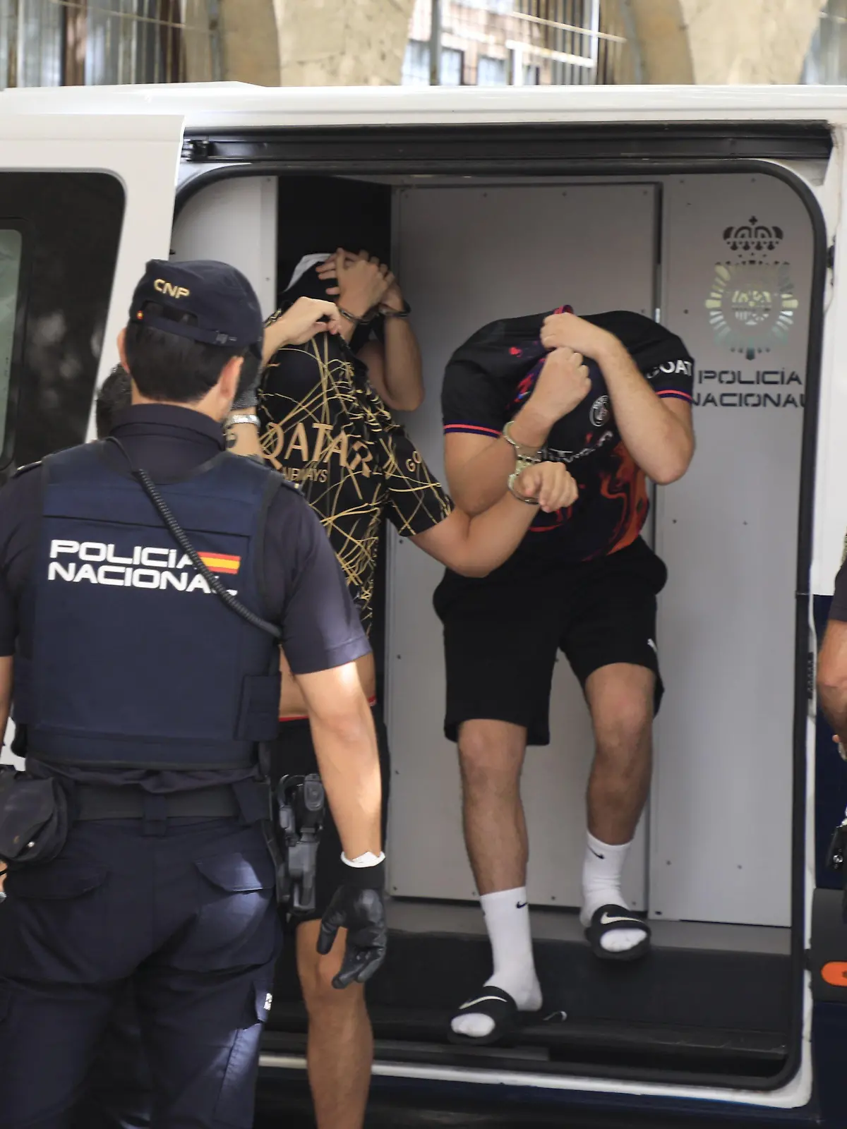 ARCHIV - 15.07.2023, Spanien, Palma de Mallorca: Polizisten führen die Verdächtigen zum Termin mit dem Haftrichter. Im Fall der mutmaßlichen Gruppenvergewaltigung auf Mallorca hat nun auch die Staatsanwaltschaft in Hagen offiziell ein Ermittlungsverfahren eingeleitet. (zu dpa "Vergewaltigungsvorwurf auf Mallorca - Ermittlung in NRW eingeleitet") Foto: Clara Margais/dpa +++ dpa-Bildfunk +++