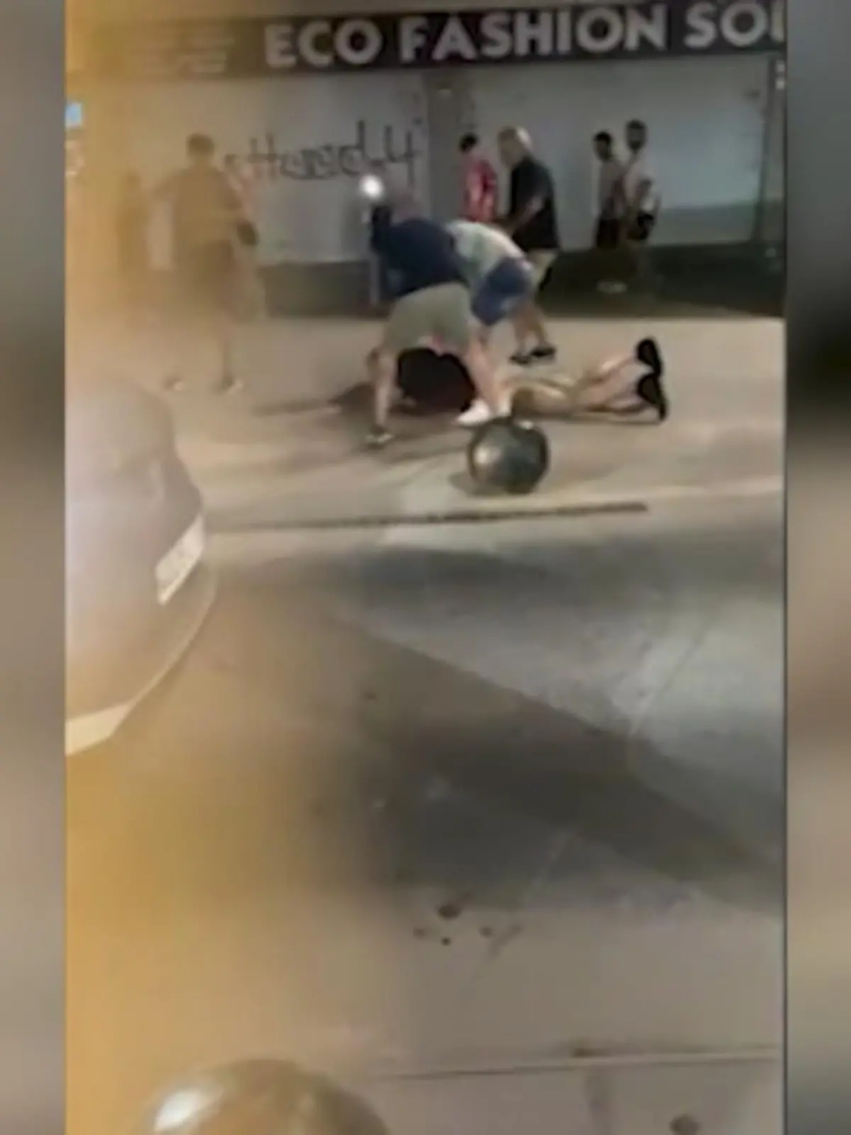 In der Nacht auf Dienstag gehen in der britischen Touristenhochburg Magaluf mehrere Männer auf einen Taxifahrer los, prügeln auf den wehrlosen Mann ein, obwohl dieser längst auf dem Boden liegt. Erst als weitere Taxifahrer dazwischen gehen, lassen die brutalen Schläger von dem Mann ab.