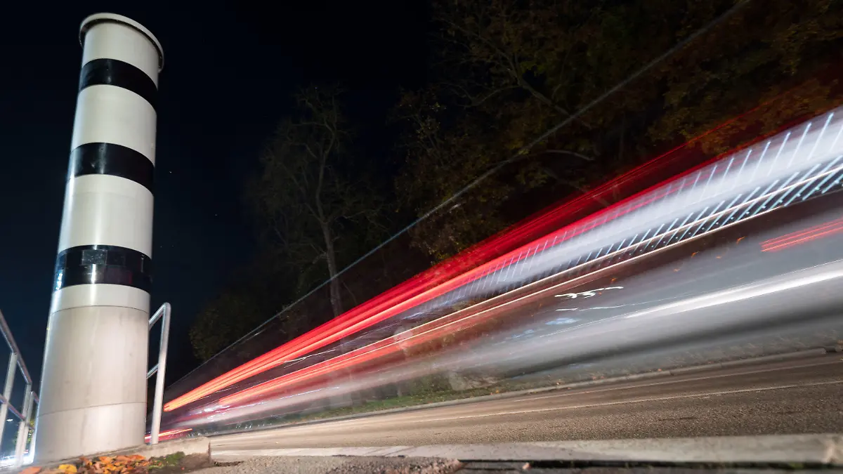 09.11.2021, Baden-Württemberg, Stuttgart: Eine Radarfalle steht an einer Straße in Stuttgart. Nach langem politischen Streit ist der neue Bußgeldkatalog in Kraft getreten. Foto: Marijan Murat/dpa +++ dpa-Bildfunk +++