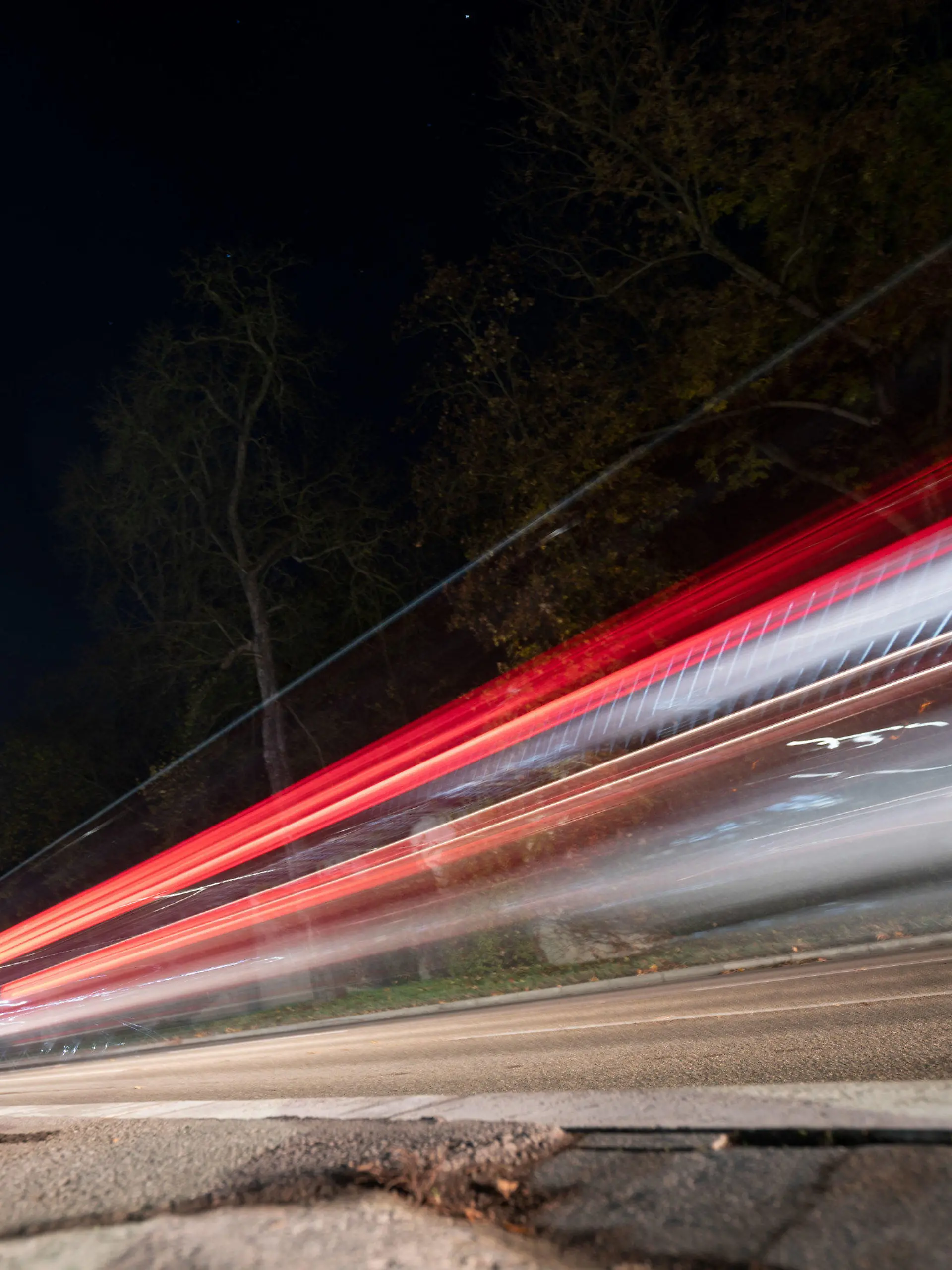 09.11.2021, Baden-Württemberg, Stuttgart: Eine Radarfalle steht an einer Straße in Stuttgart. Nach langem politischen Streit ist der neue Bußgeldkatalog in Kraft getreten. Foto: Marijan Murat/dpa +++ dpa-Bildfunk +++