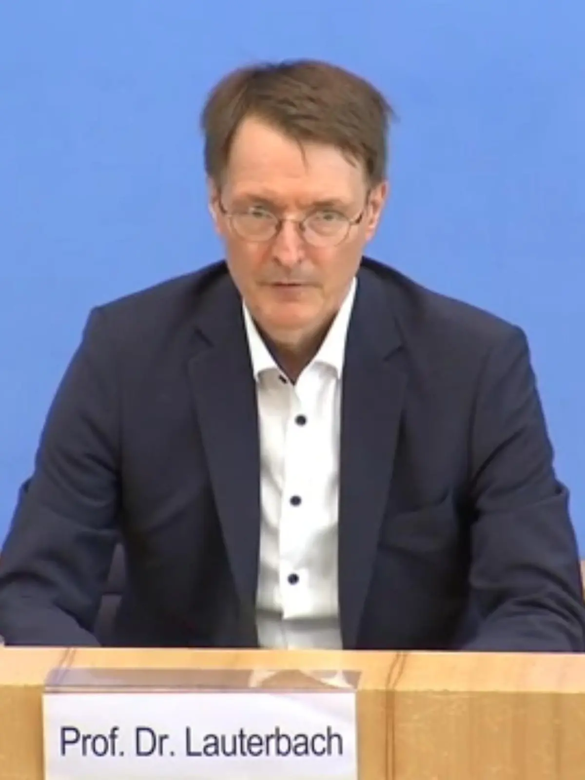 Das Bundeskabinett will sich heute auf ein neues Infektionsschutzgesetz einigen. In Bussen und Bahnen könnte es sogar eine FFP-2 Maskenpflicht geben. Genauso für Besucher von Krankenhäusern und Altenheimen. Außerdem sollen die Länder bestimmen können, ob sie eine Maskenpflicht in Innenräumen anordnen.