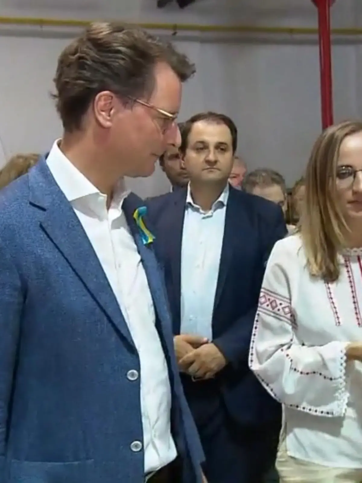 Heute vor 31 Jahren wurde die Ukraine unabhängig von Russland. Und heute vor sechs Monaten begann Russland den Angriffskrieg gegen das Nachbarland. Aus diesen Anlässen hat NRW-Ministerpräsident Hendrik Wüst heute in Köln ein Spendenlager für die Ukraine besucht.