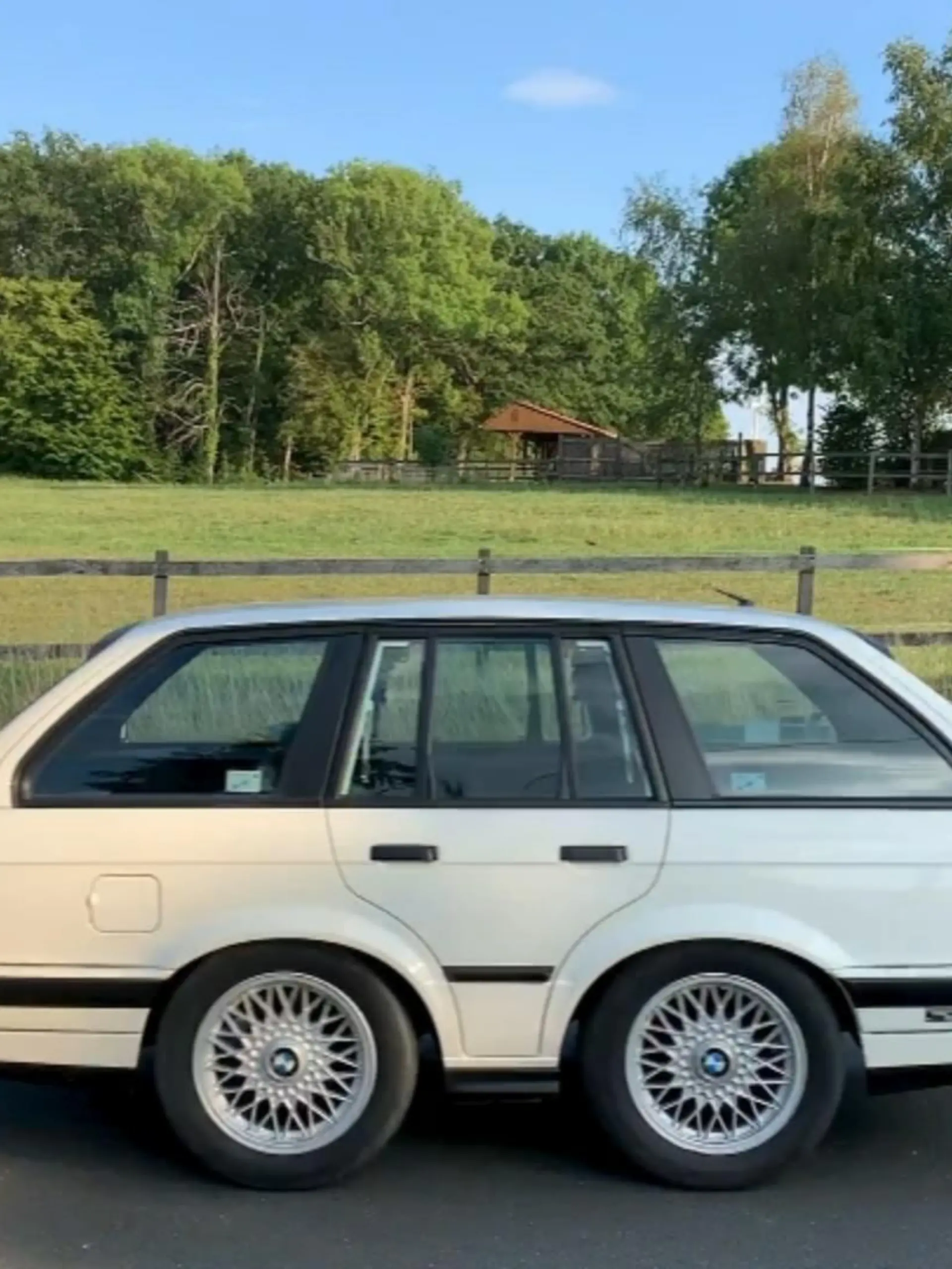 Zwei Männer aus Steinfurt haben einen Anhänger gebaut. Und der sieht ziemlich abgefahren aus. Er sieht aus, als wären zwei Autos ineinander gefahren. Das kuriose Gefährt wurde sogar schon einmal von der Polizei angehalten und kontrolliert.