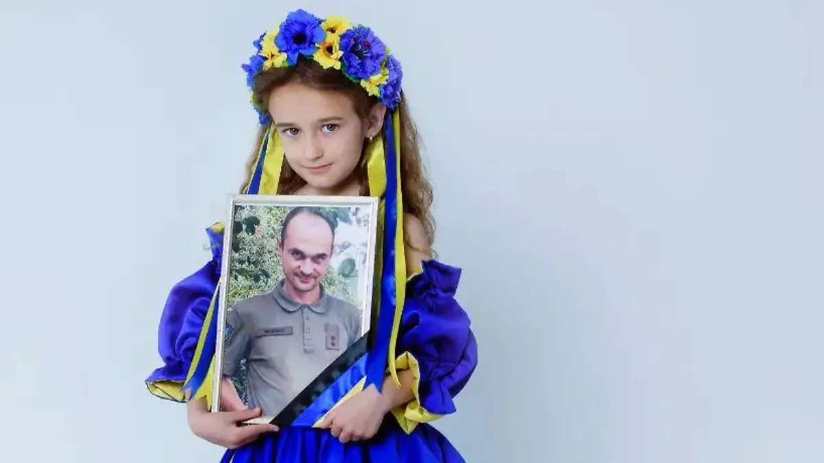 Iryna Vasylieva verkauft Haarbänder, um die ukrainische Armee zu unterstützen. Ihr Vater ist Ende März im Kampf gegen Russland getötet worden.