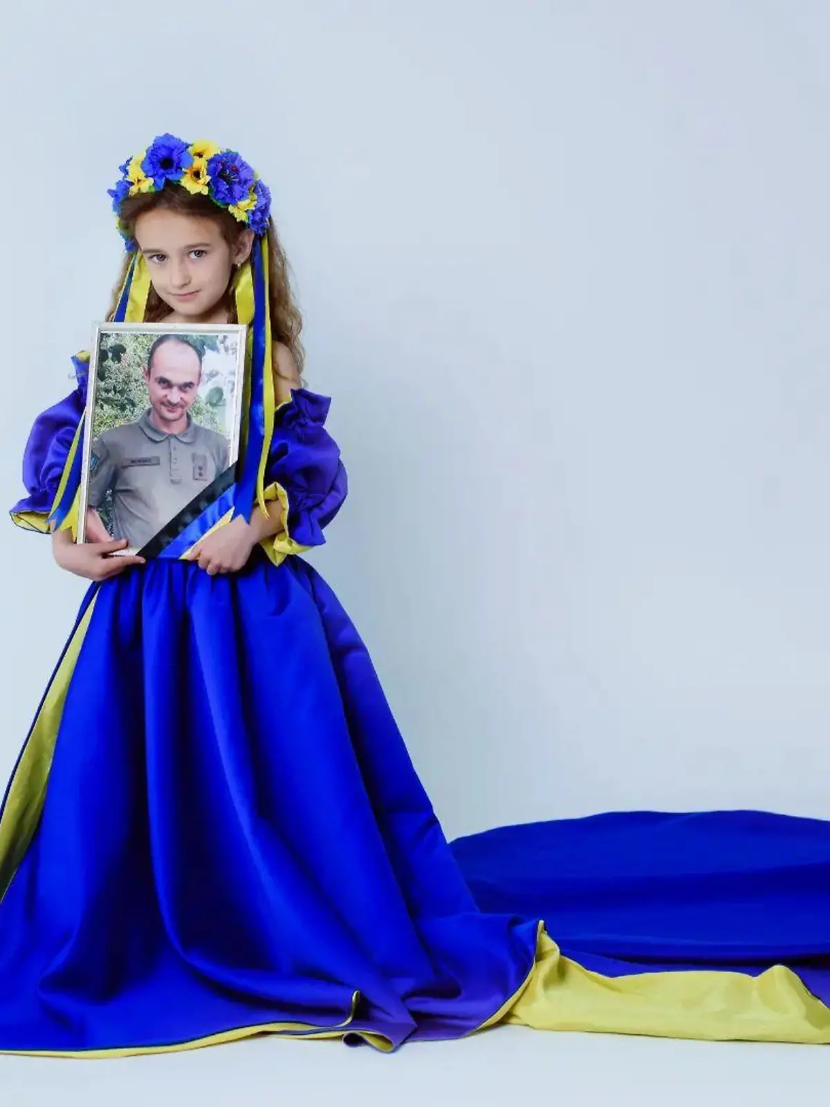 Iryna Vasylieva verkauft Haarbänder, um die ukrainische Armee zu unterstützen. Ihr Vater ist Ende März im Kampf gegen Russland getötet worden.