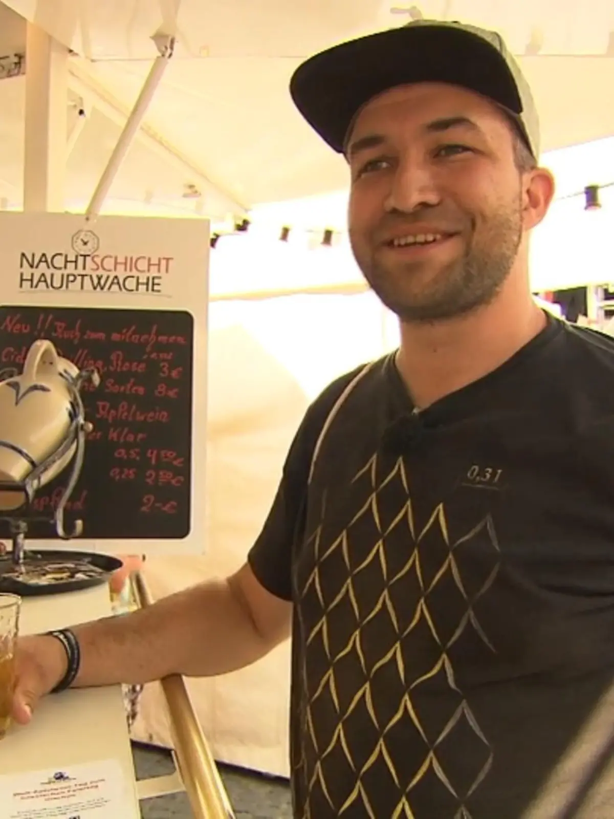 Fast jeder hat ein Lieblingsgetränk. Der Hesse Christoph Walter aus Büdingen muss da nicht lange überlegen, er liebt Apfelwein! Für ihn ist der 3. Juni daher ein ganz besonderer Tag, denn hier wird der „Welt-Apfelwein-Tag“ gefeiert. Der 35-jährige Bürokaufmann hat deswegen jetzt eine Petition gestartet, um diesen Tag zu ehren und zum hessischen Feiertag zu machen. Wie viele Stimmen ihm noch fehlen seht ihr im Video.