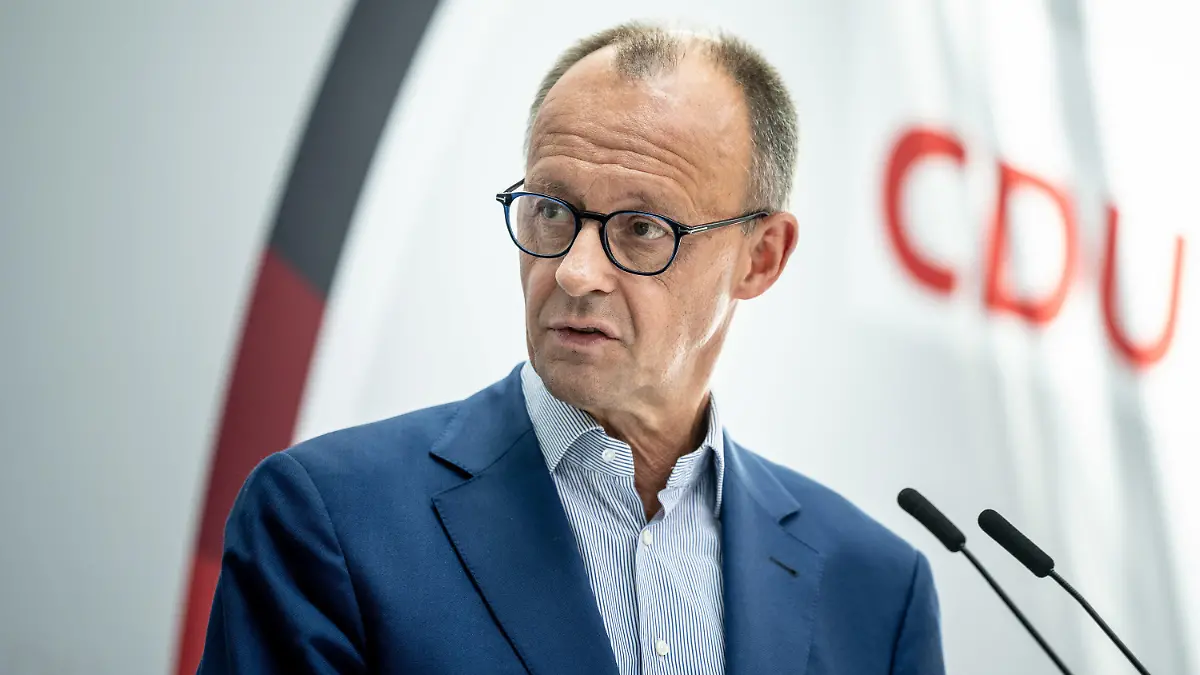 ARCHIV - 12.07.2023, Berlin: Friedrich Merz, CDU Bundesvorsitzender und Fraktionsvorsitzender der CDU/CSU Fraktion, spricht bei der Pressekonferenz nach der Sitzung des CDU-Bundesvorstands im Konrad-Adenauer-Haus. (zu dpa: «Merz im Sturm - wie hält die CDU es mit der AfD?») Foto: Michael Kappeler/dpa +++ dpa-Bildfunk +++
