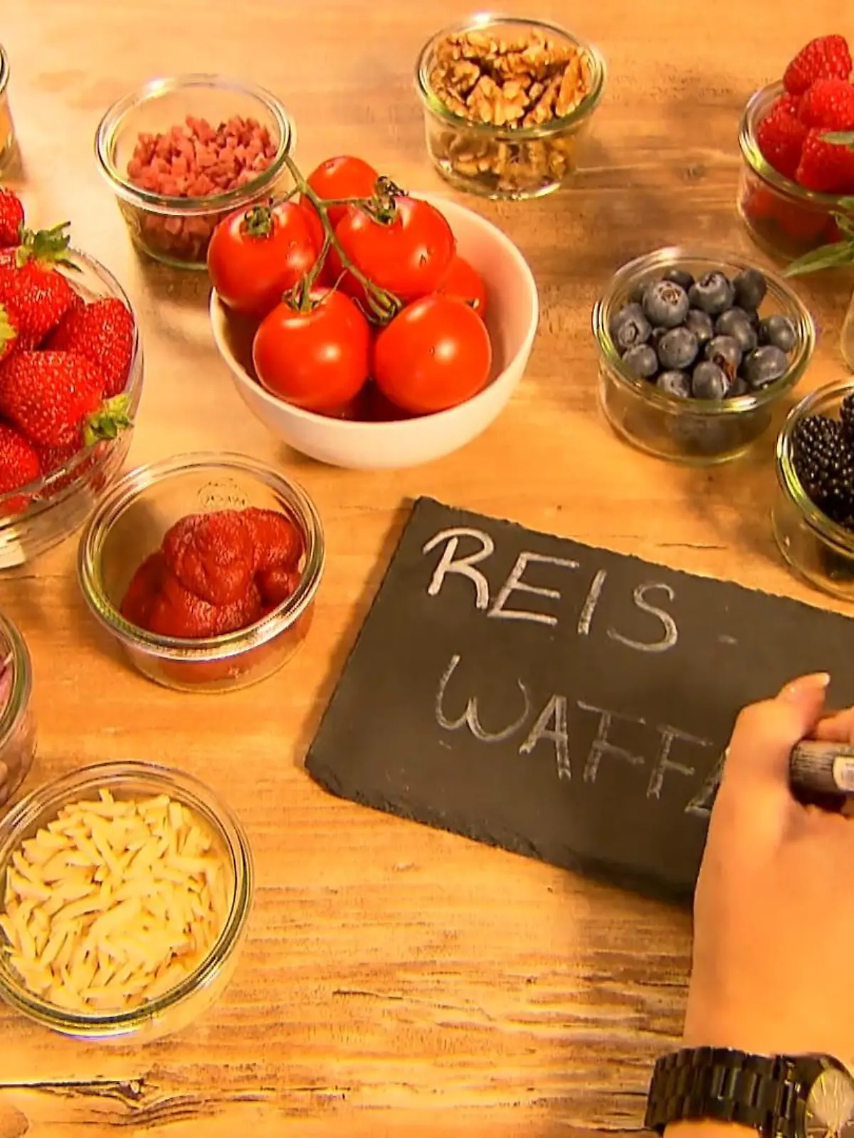 Auf TikTok sind Reiswaffeln gerade sehr beliebt. RTL hat Ihnen drei drei kreative Reiswaffel-Rezepte zum Ausprobieren zusammengestellt.