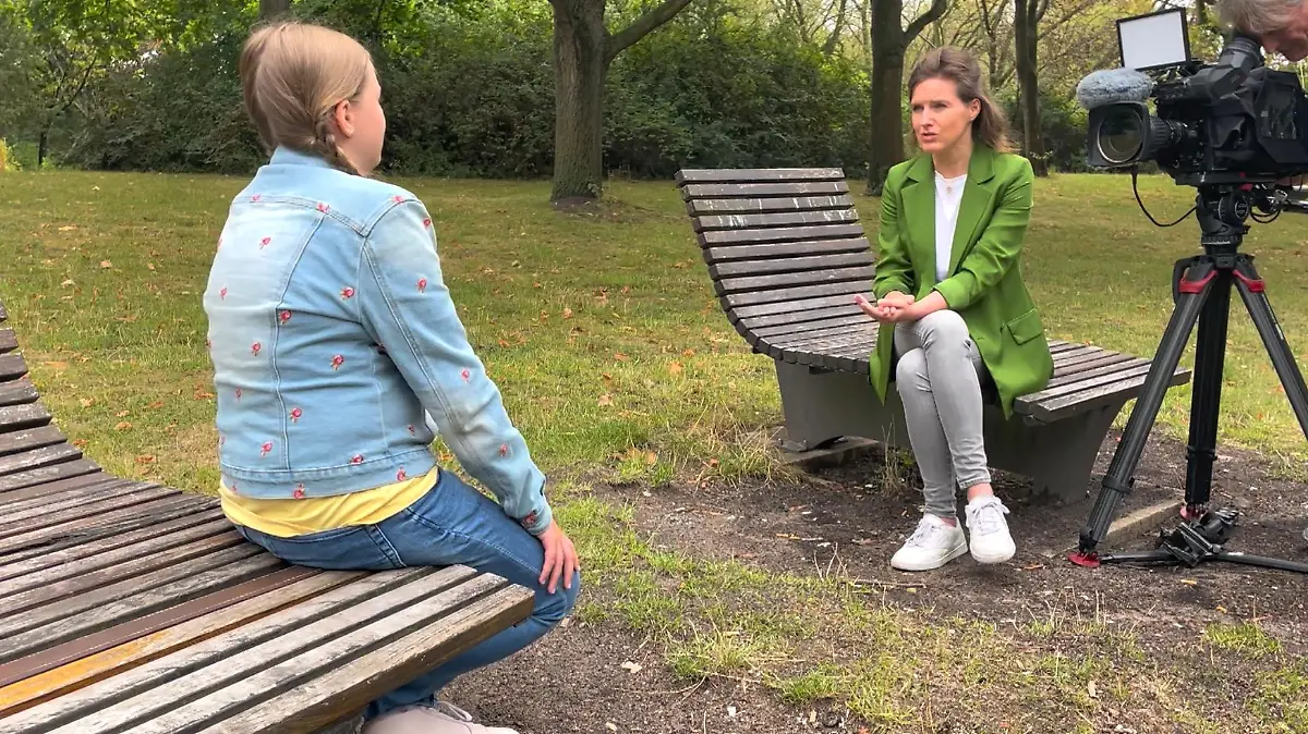 Lilli im Gespräch mit RTL-Reporterin Nina Lammers.