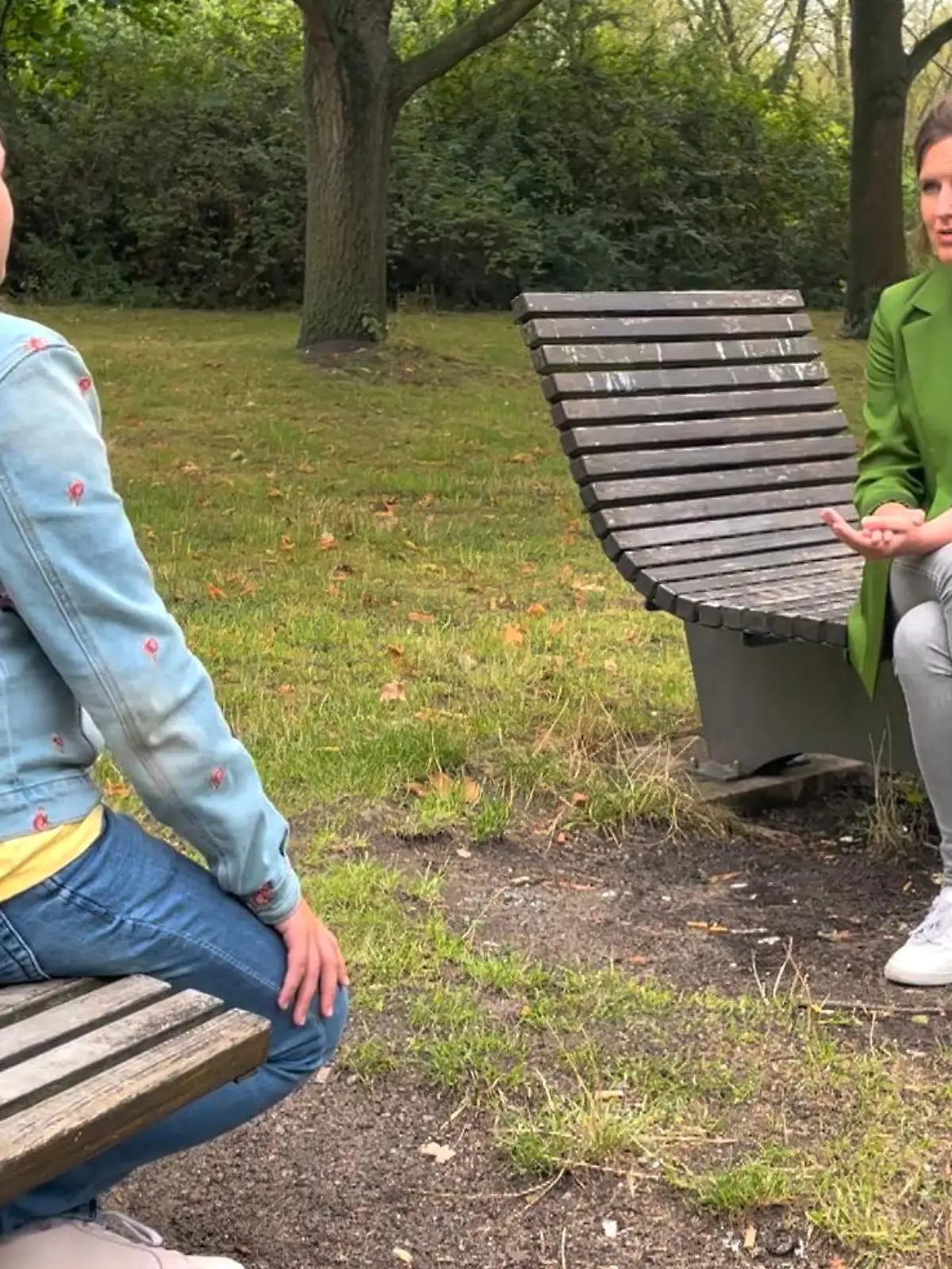 Lilli im Gespräch mit RTL-Reporterin Nina Lammers.