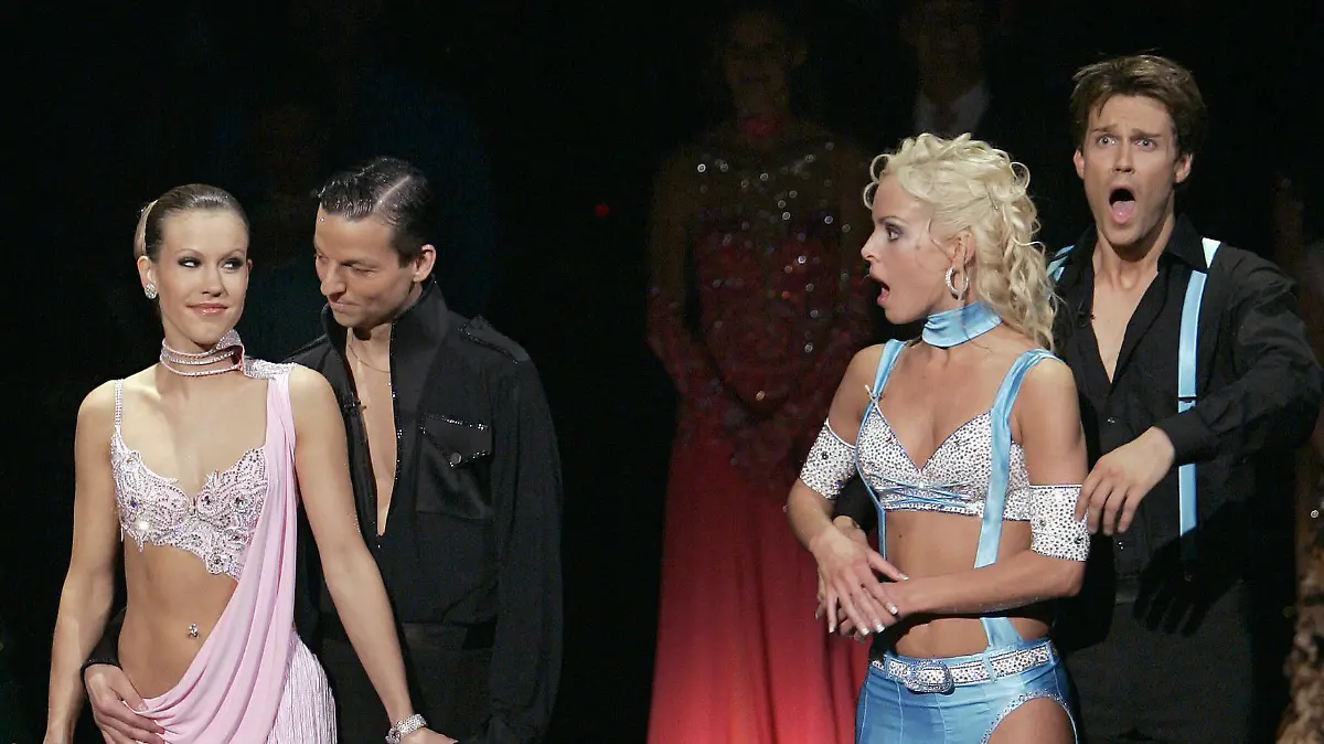 Die Tanzpaare Wolke Hegenbarth (l-r) mit Oliver Seefeldt und Wayne Carpendale mit Isabel Edvardsson stehen bei der Bekanntgabe des Siegers beim RTL-Tanzwettbewerb Let's dance am Sonntag (21.05.2006) in Köln zusammen. Carpendale und Edvardsson schwangen nach Meinung des Publikums am schönsten das Tanzbein. Foto: Jörg Carstensen dpa/lnw +++(c) dpa - Report+++