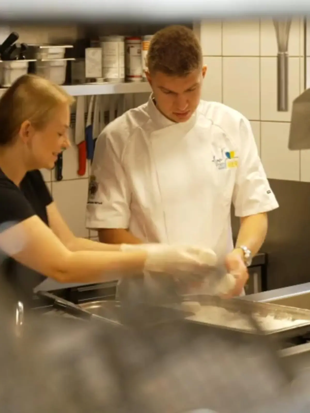 77.866 ukrainische Geflüchtete sind aktuell in Hessen registriert. Vladimir aus Odesa ist einer von ihnen. Vor vier Monaten hat er hier in Deutschland eine neue Heimat gefunden. Im osthessischen Petersberg bei Fulda ist er nun als Koch des Hotels „Rhönblick“ nicht mehr wegzudenken. Anlässlich des ukrainischen Unabhängigkeitstags haben wir Vladimir dabei begleitet, wie er ein ganz besonderes Menü zubereitet – was er sich überlegt hat, gibt es im Video zu sehen!