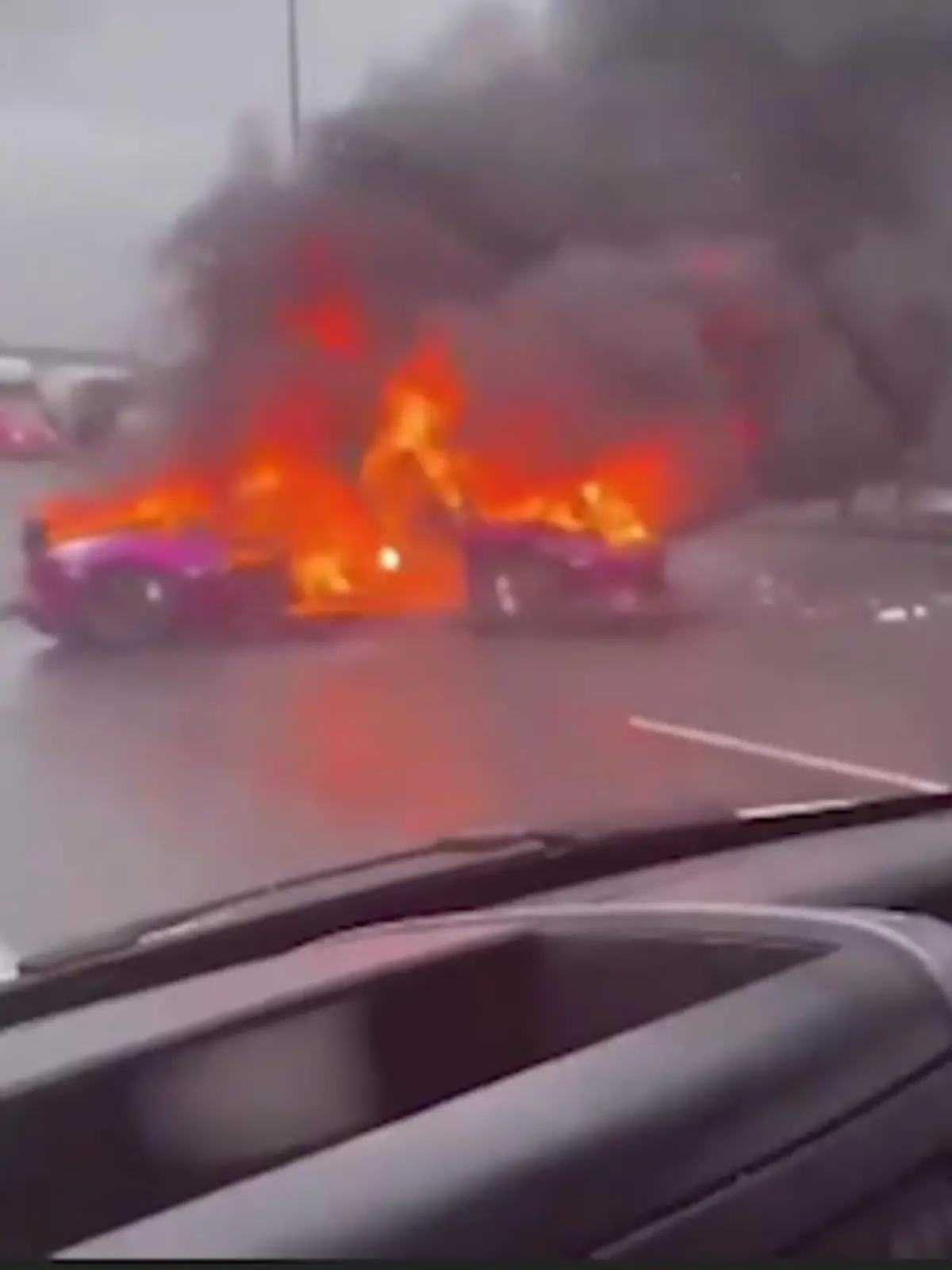 Ein Autobrand nach einem Unfall - ein gigantischer Schaden. Ein Lamborghini krachte in einen Kleinwagen und fing Feuer. Der Luxussportwagen hat einen Wert von 320.000 Euro - beziehungsweise in diesem Fall: hatte.