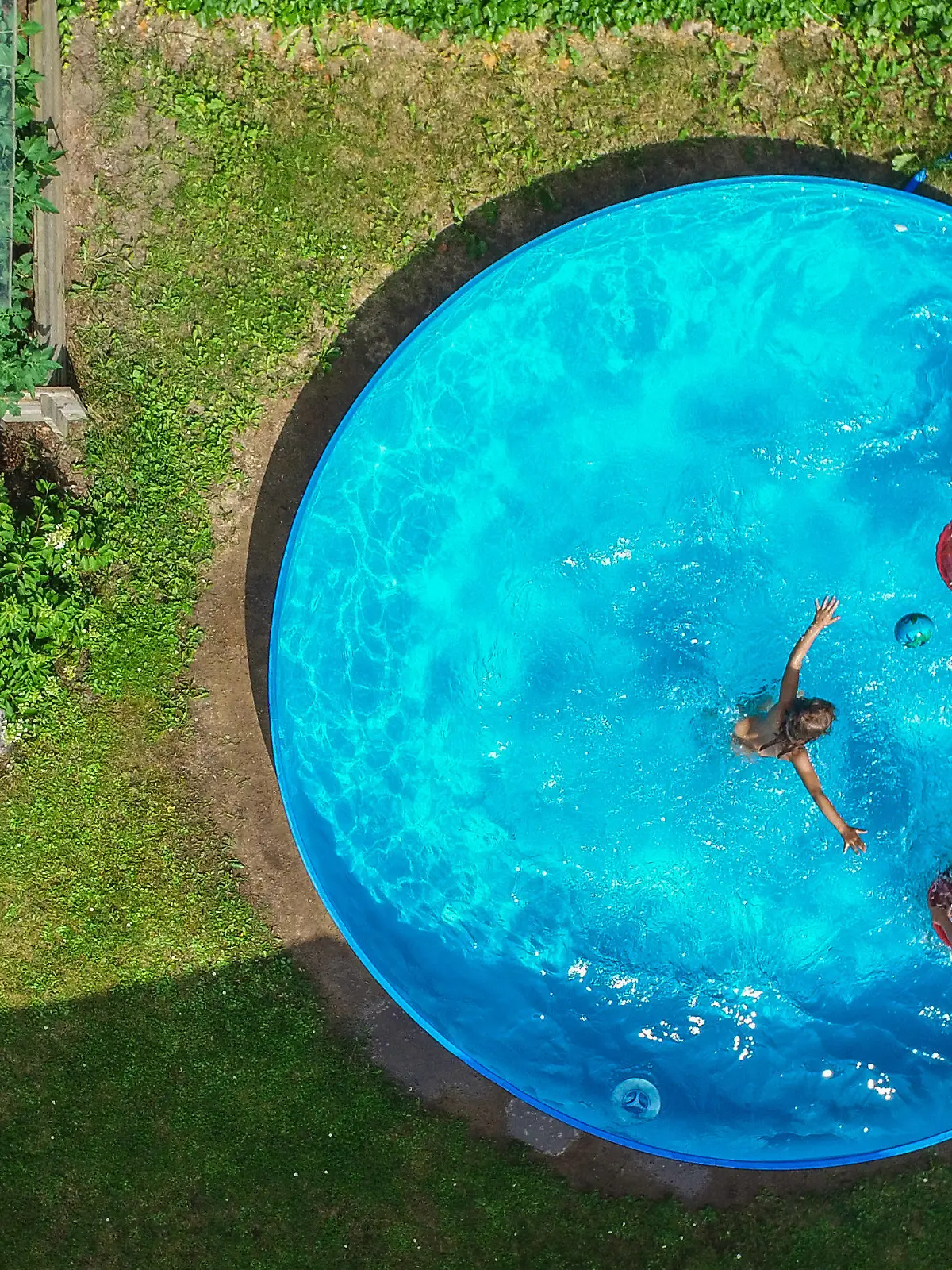 ARCHIV - 09.07.2017, Brandenburg, Petersdorf: Kinder planschen in einem Garten im Pool. (Luftaufnahme mit einer Drohne, zu dpa «Unsichtbare Gefahr im Gartenpool» vom 10.06.2018) Foto: Patrick Pleul/dpa-Zentralbild/dpa +++ dpa-Bildfunk +++