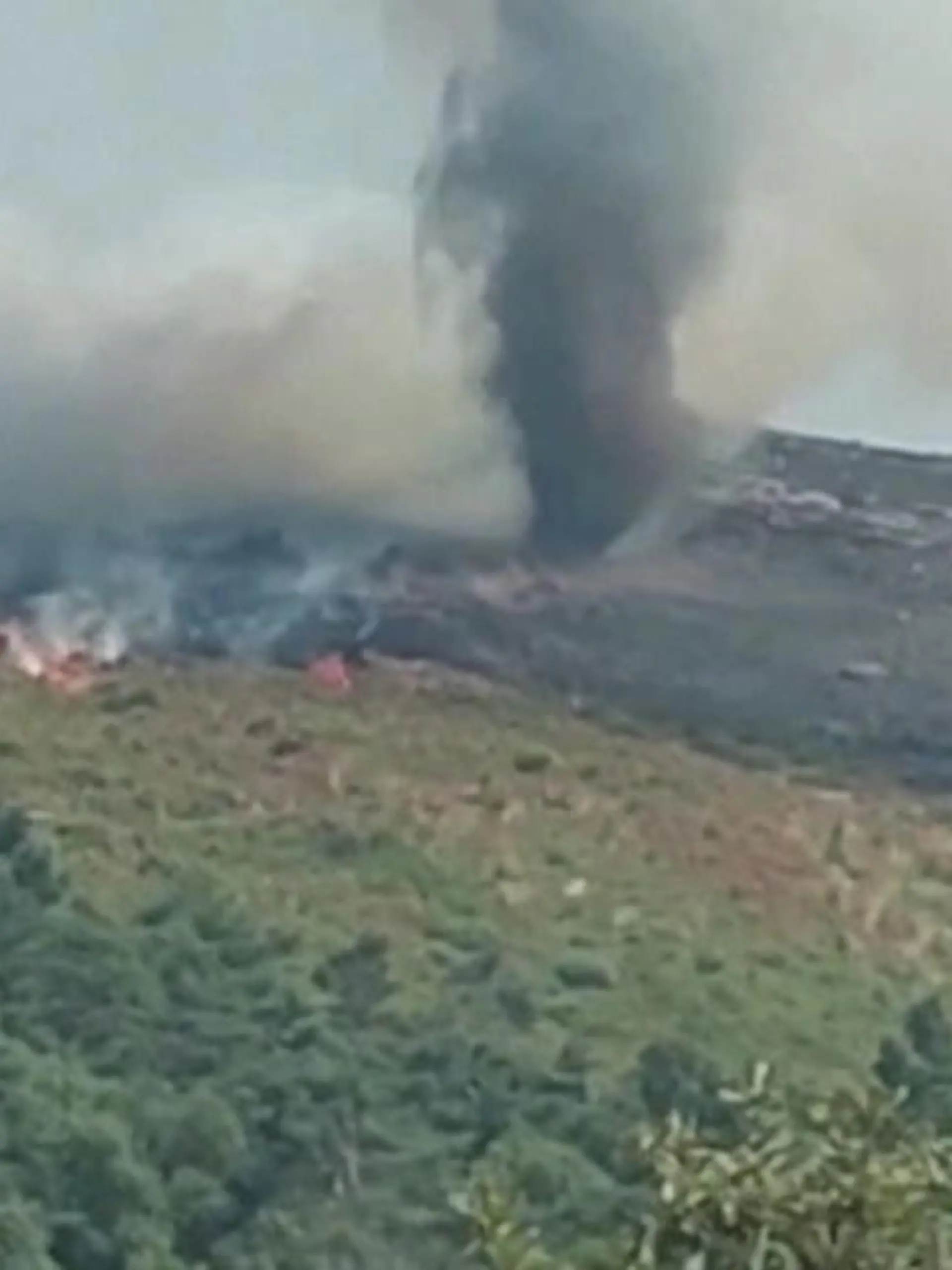 Ein Naturspektakel mit katastrophalen Hintergründen: Die heftigen Waldbrände, die in Portugal toben, werden von Wind angefacht. Feuerwehrmänner im Norden des Landes filmten am Montag einen Feuertornado.
