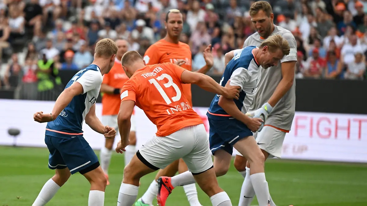 24.08.2022, Hessen, Frankfurt/Main: Mick Schumacher (l-r), Thorsten Margis, Pascal Hens, Mika Häkkinen und Dirk Nowitzki kämpfen beim Benefizspiel "Champions for Charity" zu Ehren von Formel 1-Legende Michael Schumacher um den Ball. Foto: Arne Dedert/dpa +++ dpa-Bildfunk +++