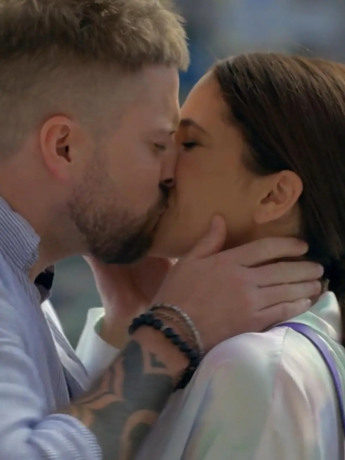 Bild zu: "John zu Laura: "Ich liebe Dich!""