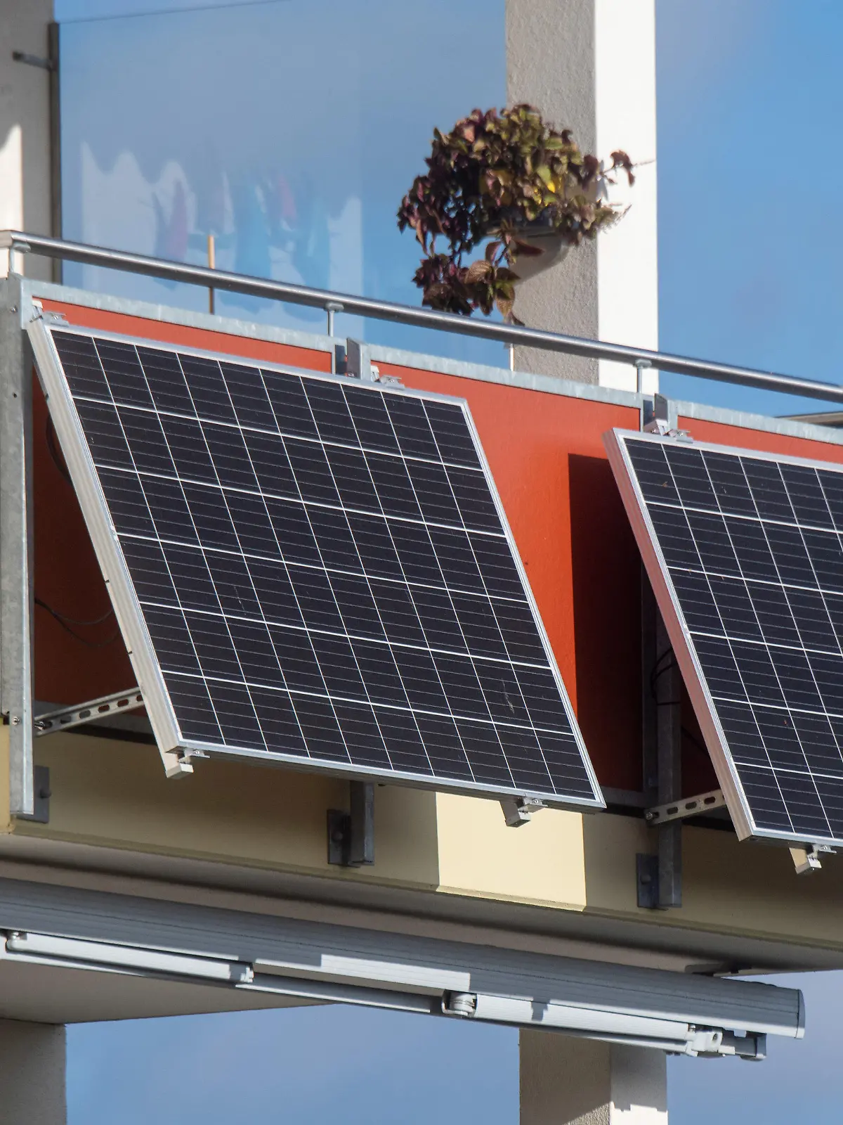 ARCHIV - 07.11.2022, Mecklenburg-Vorpommern, Stralsund: Solarmodule für ein sogenanntes Balkonkraftwerk hängen an einem Balkon. Von der in Mecklenburg-Vorpommern gewährten Förderung für steckerfertige Balkon-Photovoltaik-Anlagen machten bislang vor allem Hausbesitzer Gebrauch, Mieter weit weniger.
(zu dpa-lmv: «Mieter noch in der Minderheit bei Förderung von «Balkonkraftwerken»») Foto: Stefan Sauer/dpa +++ dpa-Bildfunk +++