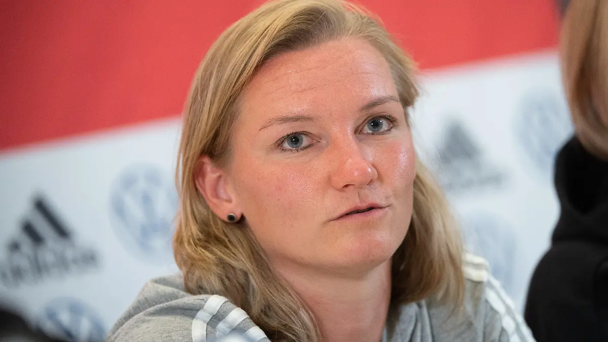 ARCHIV - 29.07.2022, Großbritannien, Watford: Fußball: Nationalmannschaft, Frauen, EM 2022, Pressekonferenz Deutschland, The Grove Hotel: Deutschlands Alexandra Popp spricht. (zu dpa: Fünf deutsche Spielerinnen dabei - UEFA benennt beste Elf der EM) Foto: Sebastian Gollnow/dpa +++ dpa-Bildfunk +++