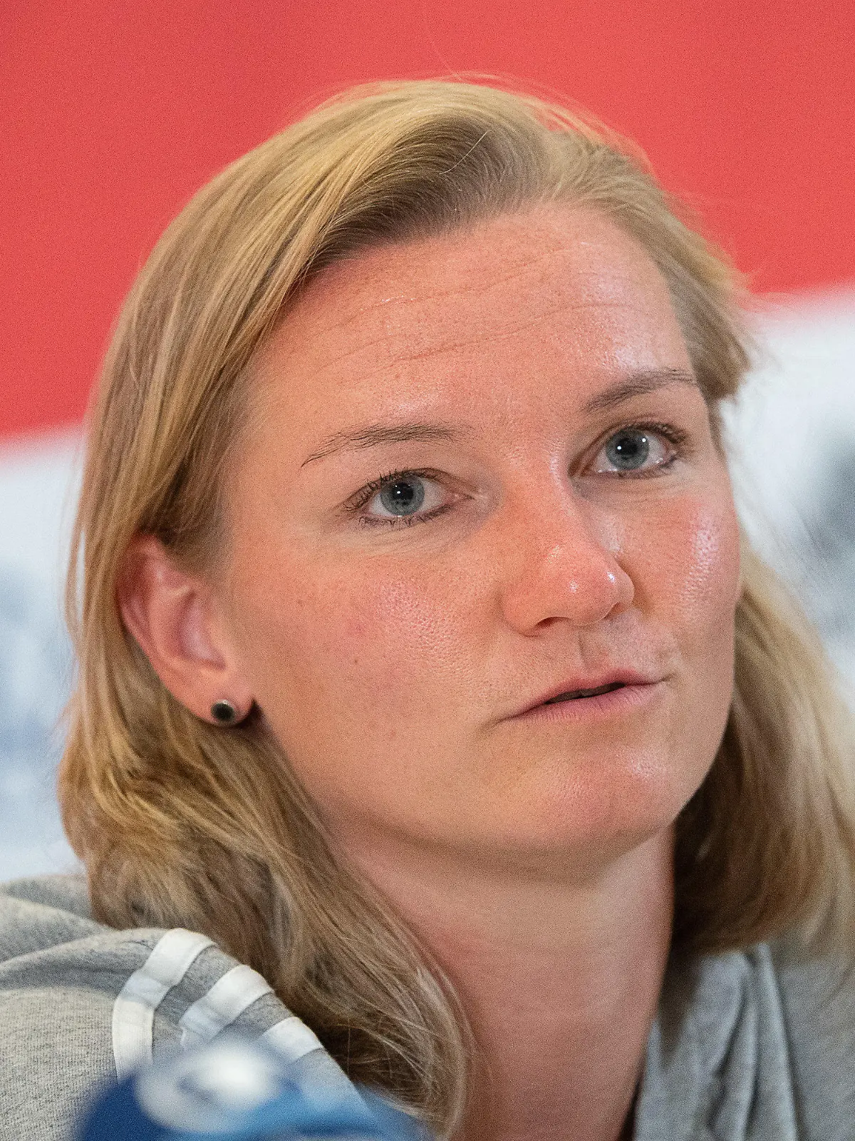 ARCHIV - 29.07.2022, Großbritannien, Watford: Fußball: Nationalmannschaft, Frauen, EM 2022, Pressekonferenz Deutschland, The Grove Hotel: Deutschlands Alexandra Popp spricht. (zu dpa: Fünf deutsche Spielerinnen dabei - UEFA benennt beste Elf der EM) Foto: Sebastian Gollnow/dpa +++ dpa-Bildfunk +++