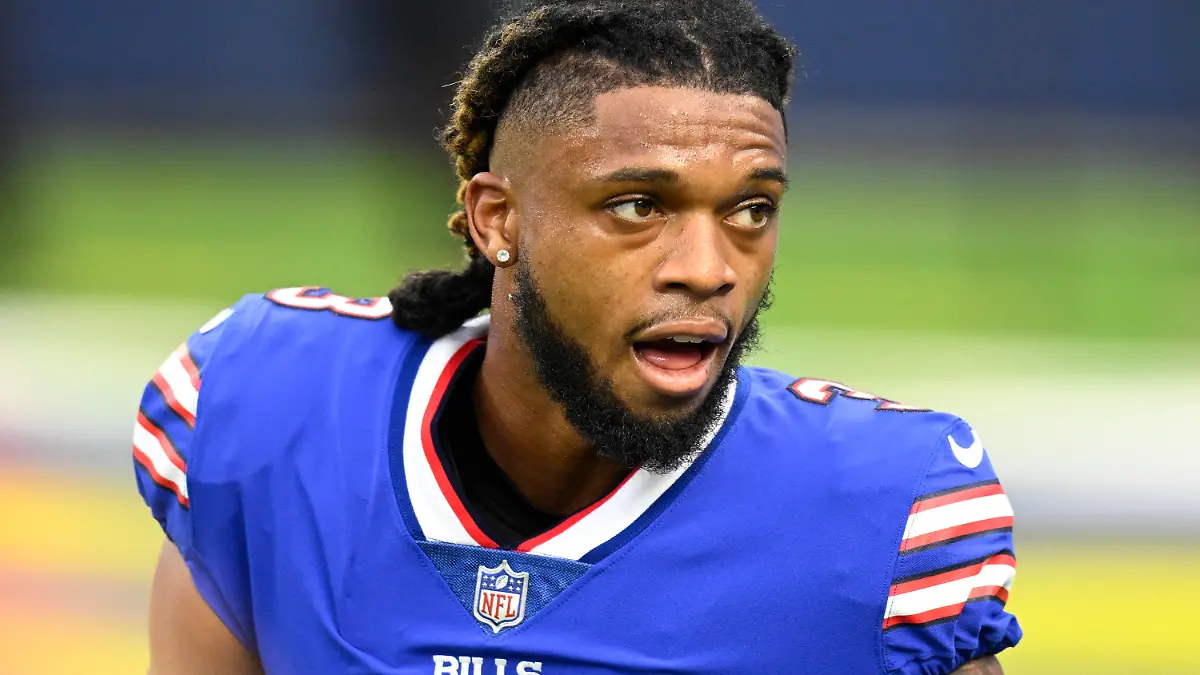 ARCHIV - 08.09.2022, USA, Inglewood: Damar Hamlin von den Buffalo Bills nimmt vor dem Spiel gegen die Los Angeles Rams seinen Helm ab. Seit seinem Zusammenbruch am vergangenen 02.01.2023, als Hamlin einen Herzstillstand erlitten hatte und reanimiert werden musste, zeigt der 24-Jährige «bemerkenswerte Verbesserungen». Foto: John Mccoy/AP/dpa +++ dpa-Bildfunk +++