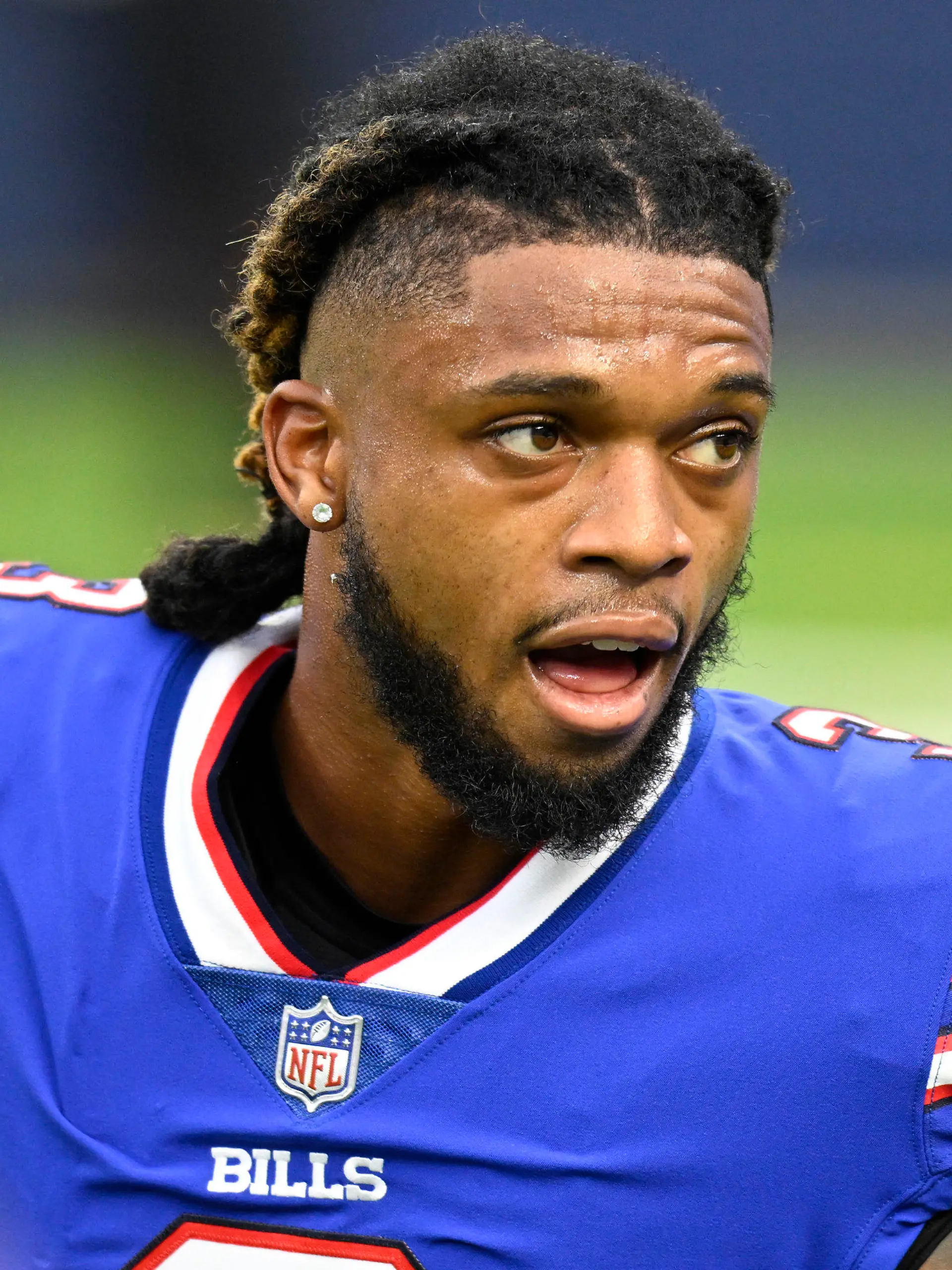 ARCHIV - 08.09.2022, USA, Inglewood: Damar Hamlin von den Buffalo Bills nimmt vor dem Spiel gegen die Los Angeles Rams seinen Helm ab. Seit seinem Zusammenbruch am vergangenen 02.01.2023, als Hamlin einen Herzstillstand erlitten hatte und reanimiert werden musste, zeigt der 24-Jährige «bemerkenswerte Verbesserungen». Foto: John Mccoy/AP/dpa +++ dpa-Bildfunk +++