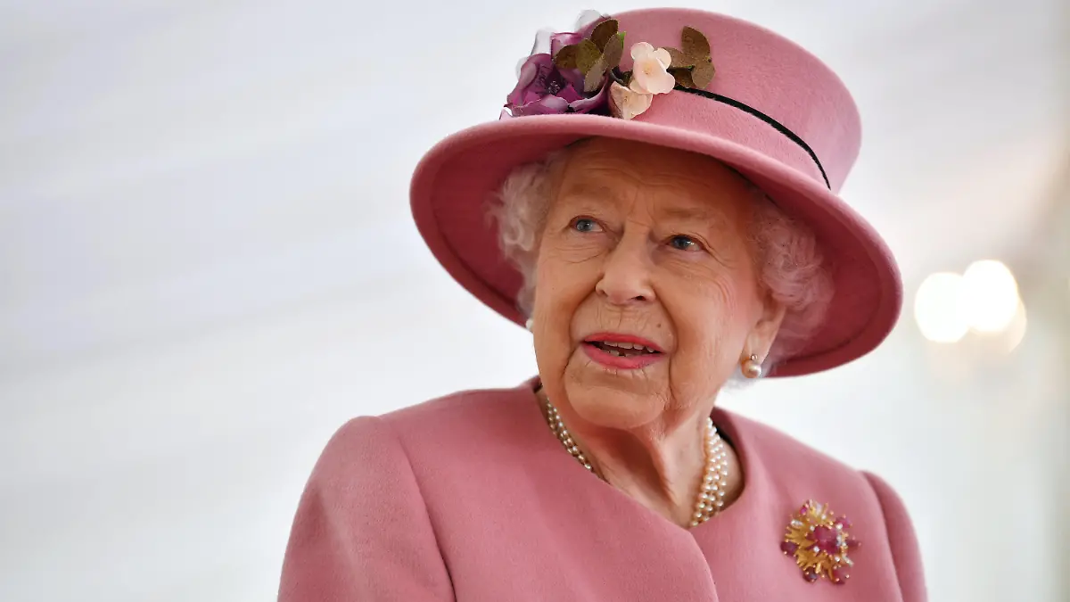 ARCHIV - 15.10.2020, Großbritannien, Porton Down: Königin Elisabeth II. von Großbritannien spricht während ihres Besuchs eines Rüstungstechnologiezentrum in der Nähe der südenglischen Stadt Salisbury. Kurz vor ihrer großen Jubiläumsparty brauchte Queen Elizabeth II. noch einmal starke Nerven: Wegen eines Gewitters ist ihr Flugzeug aus Schottland am Dienstag einem Zeitungsbericht zufolge erst im zweiten Versuch erfolgreich in London gelandet. (zu dpa: Turbulenzen vor dem Fest: Queen-Flieger landet erst im zweiten Anlauf) Foto: Ben Stansall/PA Wire/dpa +++ dpa-Bildfunk +++