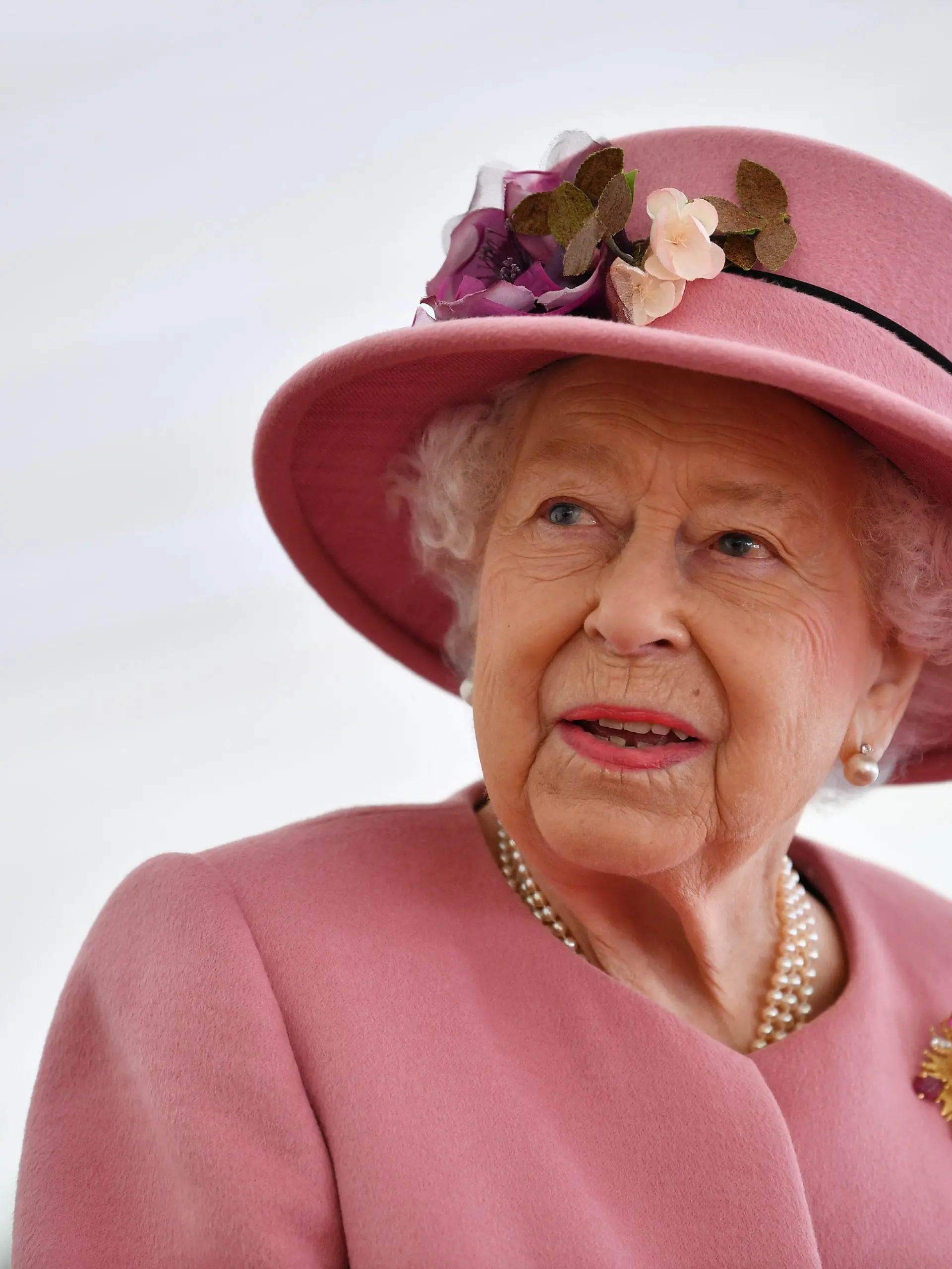 ARCHIV - 15.10.2020, Großbritannien, Porton Down: Königin Elisabeth II. von Großbritannien spricht während ihres Besuchs eines Rüstungstechnologiezentrum in der Nähe der südenglischen Stadt Salisbury. Kurz vor ihrer großen Jubiläumsparty brauchte Queen Elizabeth II. noch einmal starke Nerven: Wegen eines Gewitters ist ihr Flugzeug aus Schottland am Dienstag einem Zeitungsbericht zufolge erst im zweiten Versuch erfolgreich in London gelandet. (zu dpa: Turbulenzen vor dem Fest: Queen-Flieger landet erst im zweiten Anlauf) Foto: Ben Stansall/PA Wire/dpa +++ dpa-Bildfunk +++