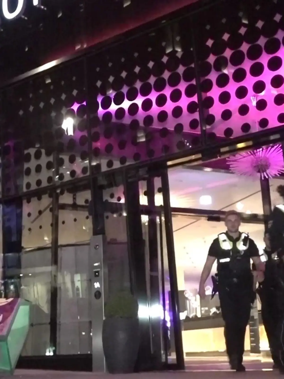 Hamburg: Vier Männer feiern mit 13-Jähriger Drogen-Party  im Arcotel- 22-Jähriger tot!