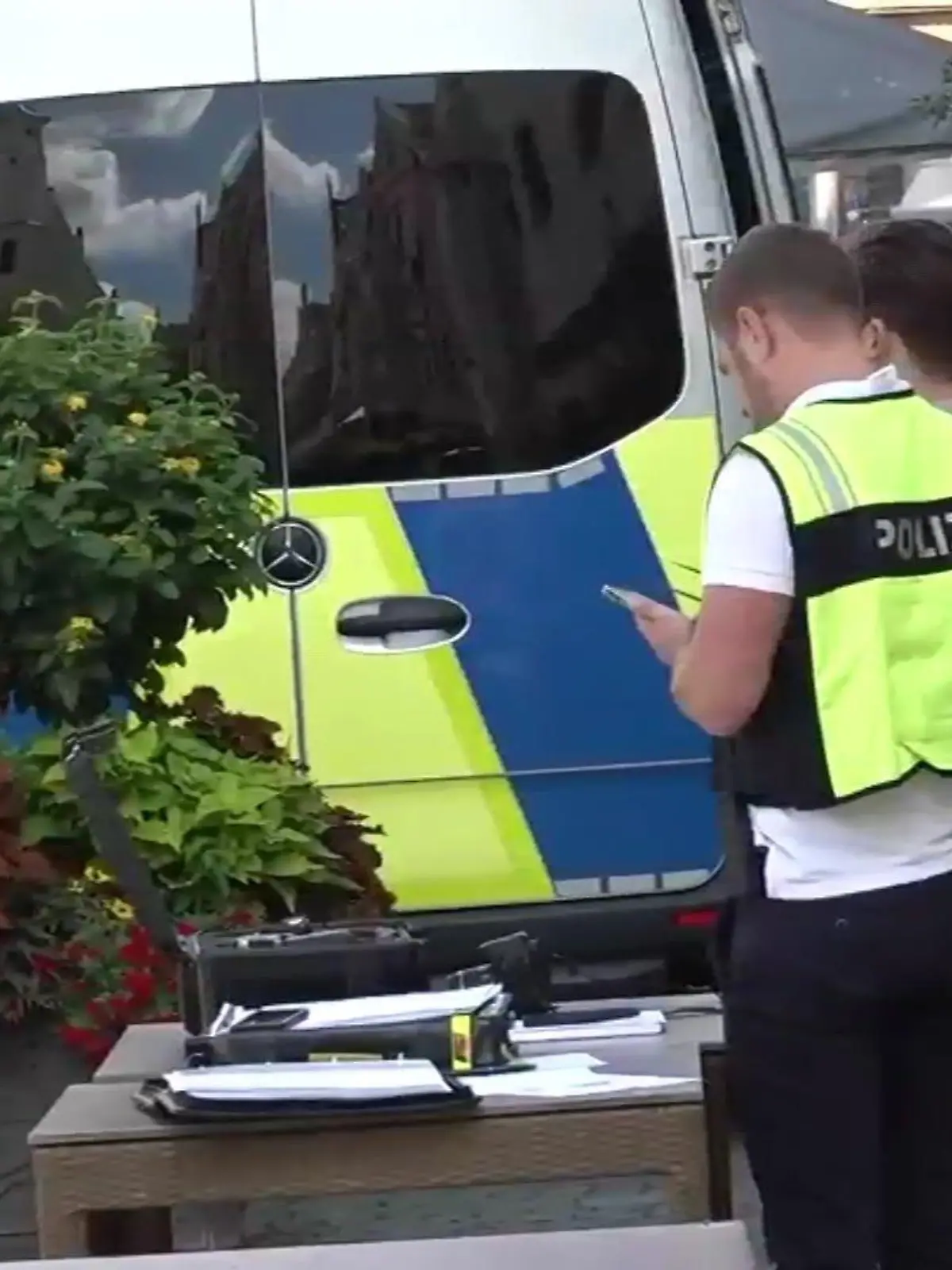 Bei einem Angriff in Weiden in der Oberpfalz wurden mindestens drei Menschen verletzt.