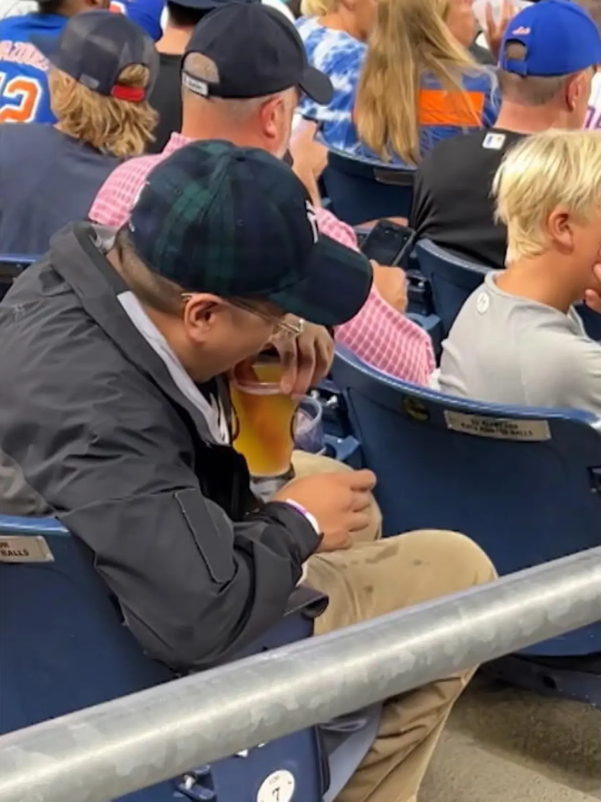 Ist das genial oder einfach nur eklig? Dieser Mann bastelt sich aus einer Hotdog-Wurst einen Trinkhalm - und genießt sein Bier durch die Wurst.