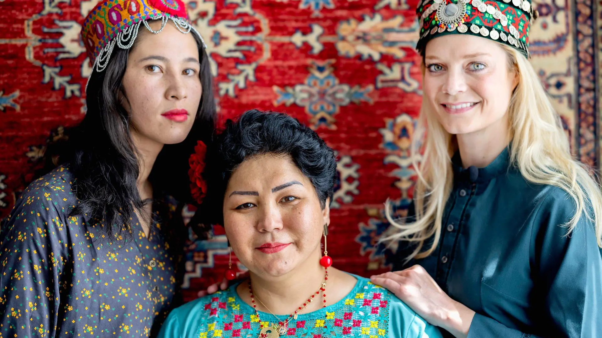 RTL Reporterin Liv von Boetticher (r.) in Afghanistan mit der Aktivistin Laila Haidari (Mi.) und ihre Schülerin Muzhgan. Laila betreibt eine Art Untergrundschule für Mädchen.
+++ Die Verwendung des sendungsbezogenen Materials ist nur mit dem Hinweis und Verlinkung auf RTL+ gestattet. +++