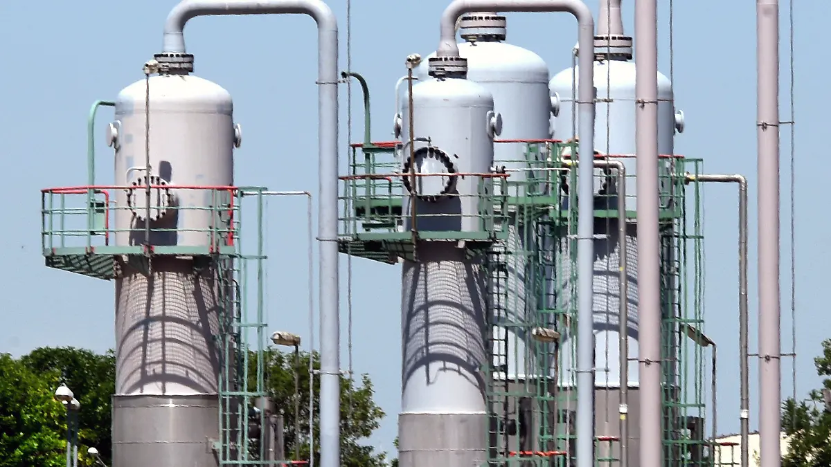 ARCHIV - 22.06.2022, Sachsen-Anhalt, Bad Lauchstädt/Teutschenthal: Anlagen für die Speicherung von Gas stehen auf dem Gelände des Untergrund-Gasspeichers der VNG AG. Der Füllstand der deutschen Erdgasspeicher nähert sich trotz der stark reduzierten Liefermengen aus Russland der 85-Prozent-Marke. (zu dpa «Gasspeicher zu mehr als 80 Prozent gefüllt») Foto: Waltraud Grubitzsch/dpa +++ dpa-Bildfunk +++