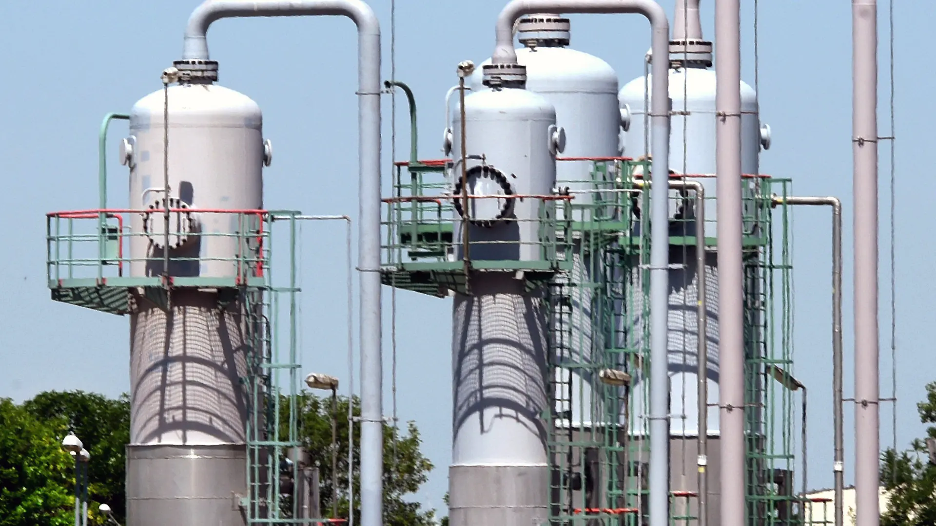 ARCHIV - 22.06.2022, Sachsen-Anhalt, Bad Lauchstädt/Teutschenthal: Anlagen für die Speicherung von Gas stehen auf dem Gelände des Untergrund-Gasspeichers der VNG AG. Der Füllstand der deutschen Erdgasspeicher nähert sich trotz der stark reduzierten Liefermengen aus Russland der 85-Prozent-Marke. (zu dpa «Gasspeicher zu mehr als 80 Prozent gefüllt») Foto: Waltraud Grubitzsch/dpa +++ dpa-Bildfunk +++