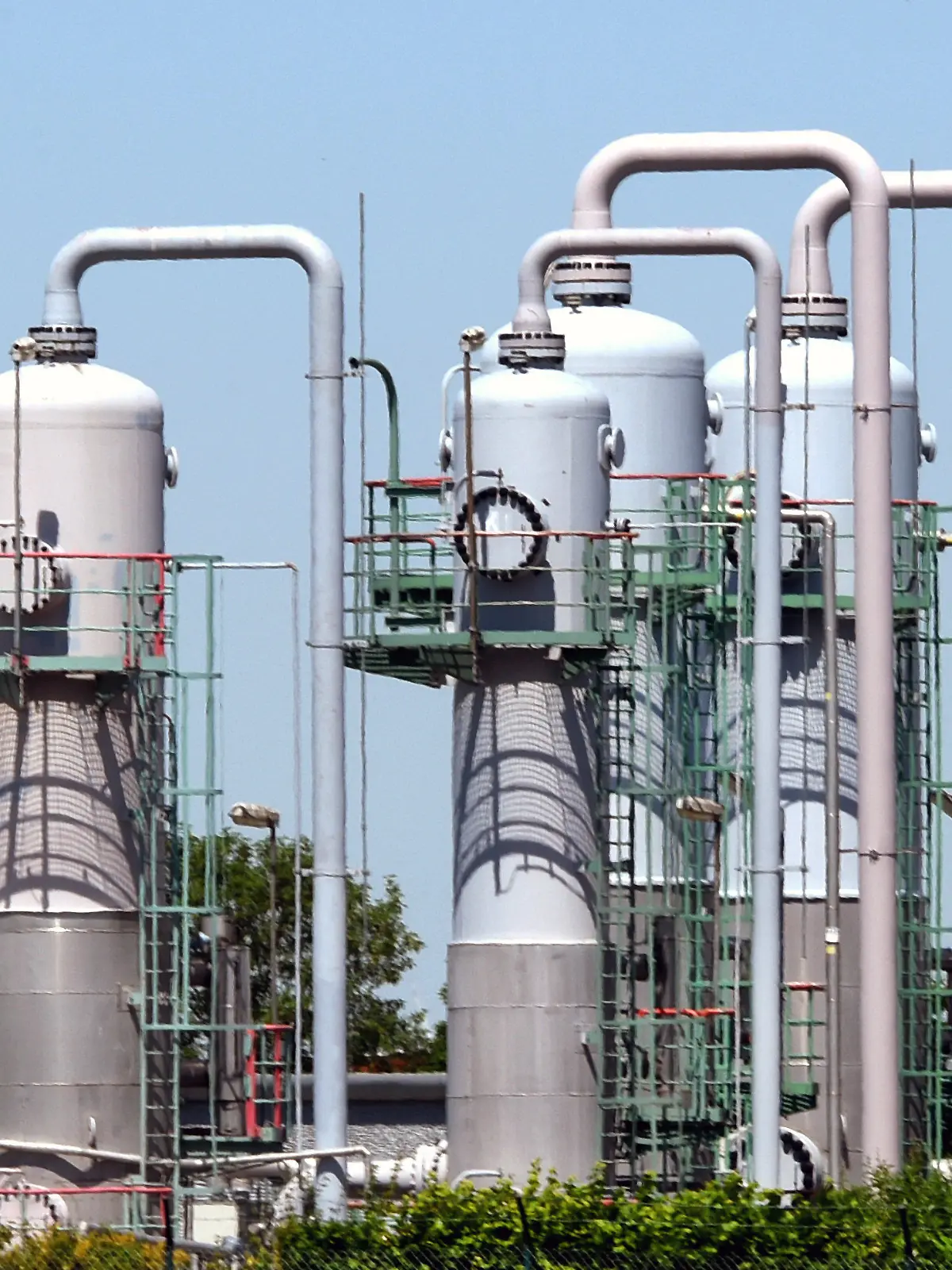ARCHIV - 22.06.2022, Sachsen-Anhalt, Bad Lauchstädt/Teutschenthal: Anlagen für die Speicherung von Gas stehen auf dem Gelände des Untergrund-Gasspeichers der VNG AG. Der Füllstand der deutschen Erdgasspeicher nähert sich trotz der stark reduzierten Liefermengen aus Russland der 85-Prozent-Marke. (zu dpa «Gasspeicher zu mehr als 80 Prozent gefüllt») Foto: Waltraud Grubitzsch/dpa +++ dpa-Bildfunk +++