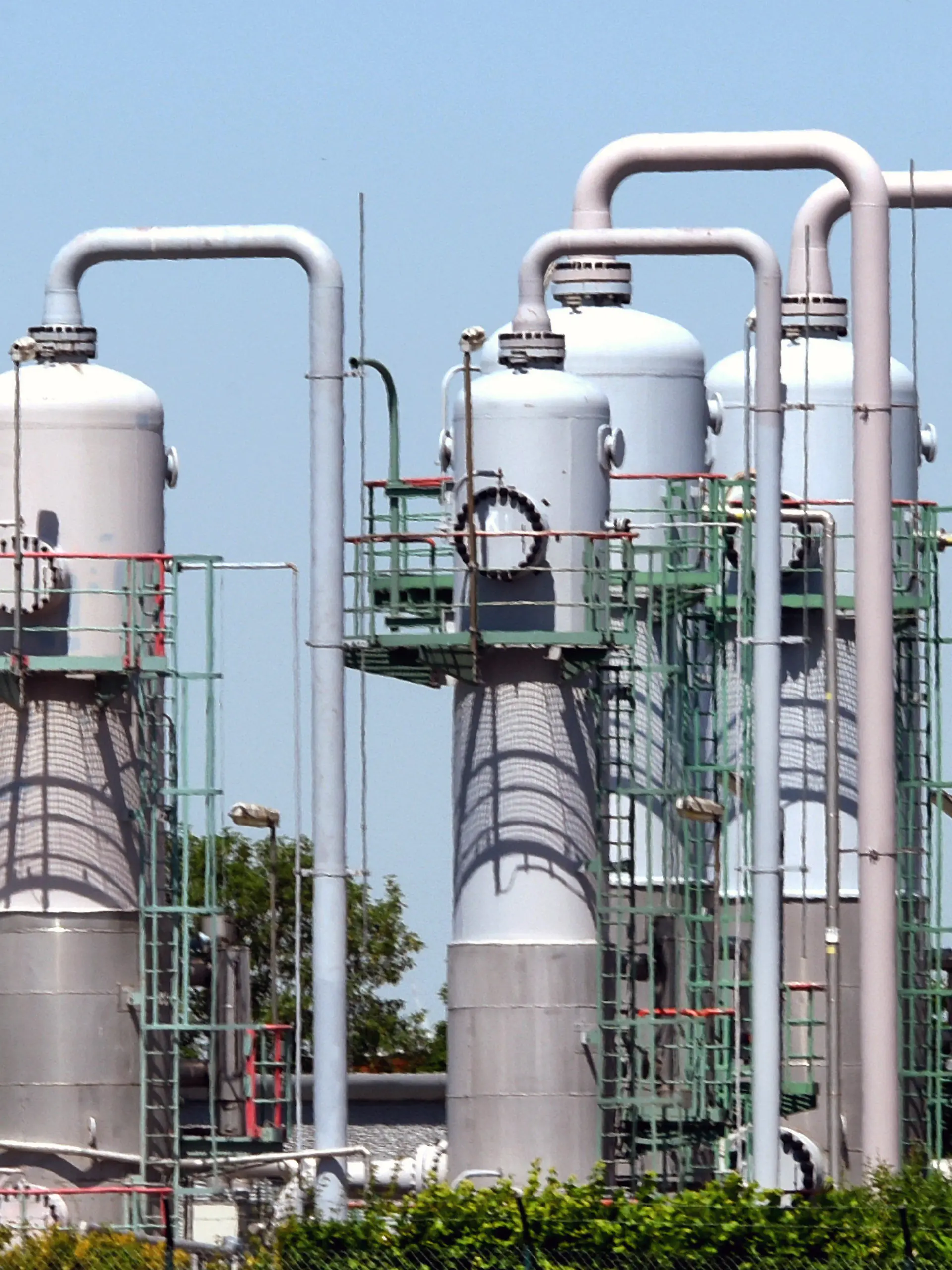 ARCHIV - 22.06.2022, Sachsen-Anhalt, Bad Lauchstädt/Teutschenthal: Anlagen für die Speicherung von Gas stehen auf dem Gelände des Untergrund-Gasspeichers der VNG AG. Der Füllstand der deutschen Erdgasspeicher nähert sich trotz der stark reduzierten Liefermengen aus Russland der 85-Prozent-Marke. (zu dpa «Gasspeicher zu mehr als 80 Prozent gefüllt») Foto: Waltraud Grubitzsch/dpa +++ dpa-Bildfunk +++