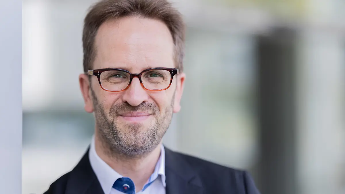 19.08.2022, Nordrhein-Westfalen, Bonn: Klaus Müller, Präsident der Bundesnetzagentur, steht nach einem Interview mit der dpa (Deutsche Presse-Agentur) vor seiner Behörde. Er hat trotz der Fortschritte beim Befüllen der deutschen Gasspeicher dazu aufgerufen, dringend weiter Gas zu sparen. Foto: Rolf Vennenbernd/dpa +++ dpa-Bildfunk +++