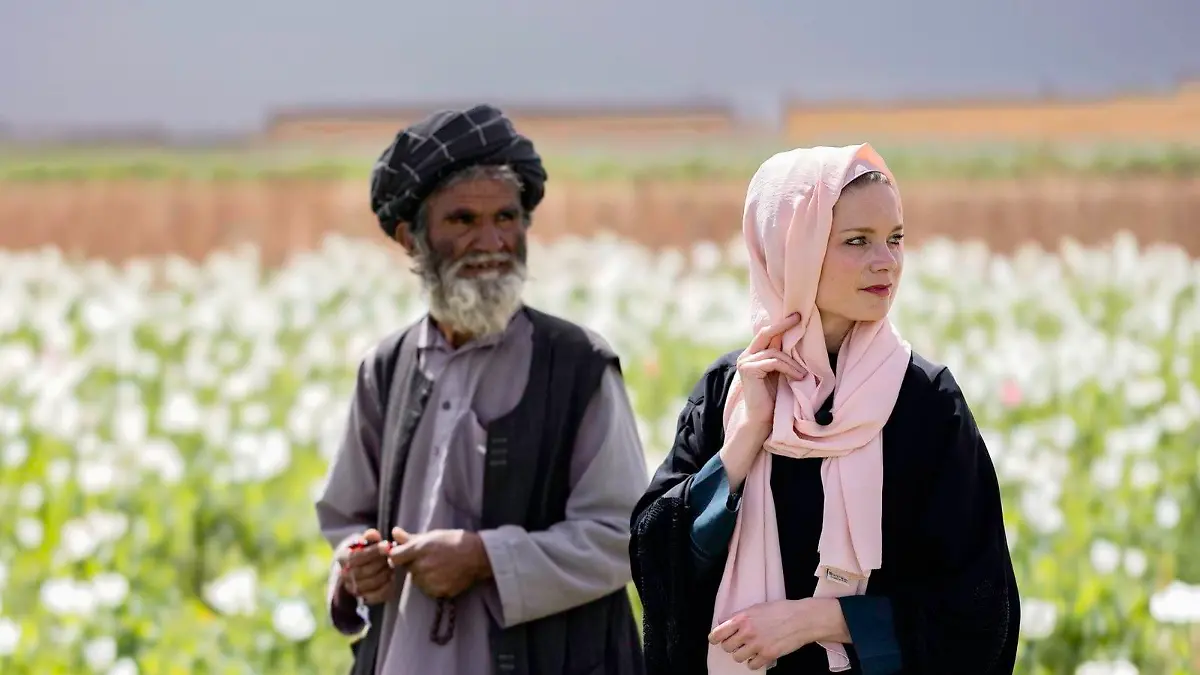 RTL Reporterin Liv von Boetticher mit einem Mohnbauern in der Provinz Helmand, Afghanistan. Obwohl die Taliban den Mohnanbau verboten haben, blüht das Geschäft.

+++ Die Verwendung des sendungsbezogenen Materials ist nur mit dem Hinweis und Verlinkung auf RTL+ gestattet. +++