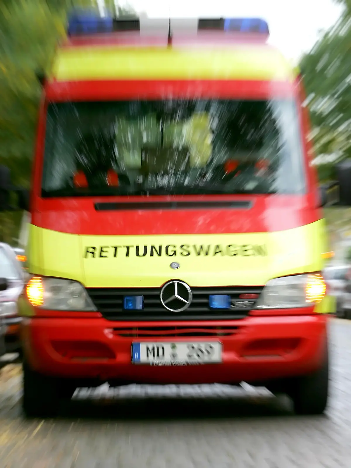 Ein Rettungswagen der Magdeburger Berufsfeuerwehr, aufgenommen am Donnerstag (26.10.2006) während eines Einsatzes. Foto: Jens Wolf   +++(c) dpa - Report+++