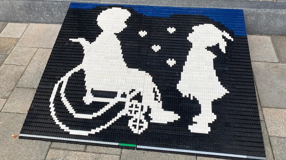Auf der Rampe sind die Silhouetten von Mads und seiner Zwillingsschwester Mina abgebildet.